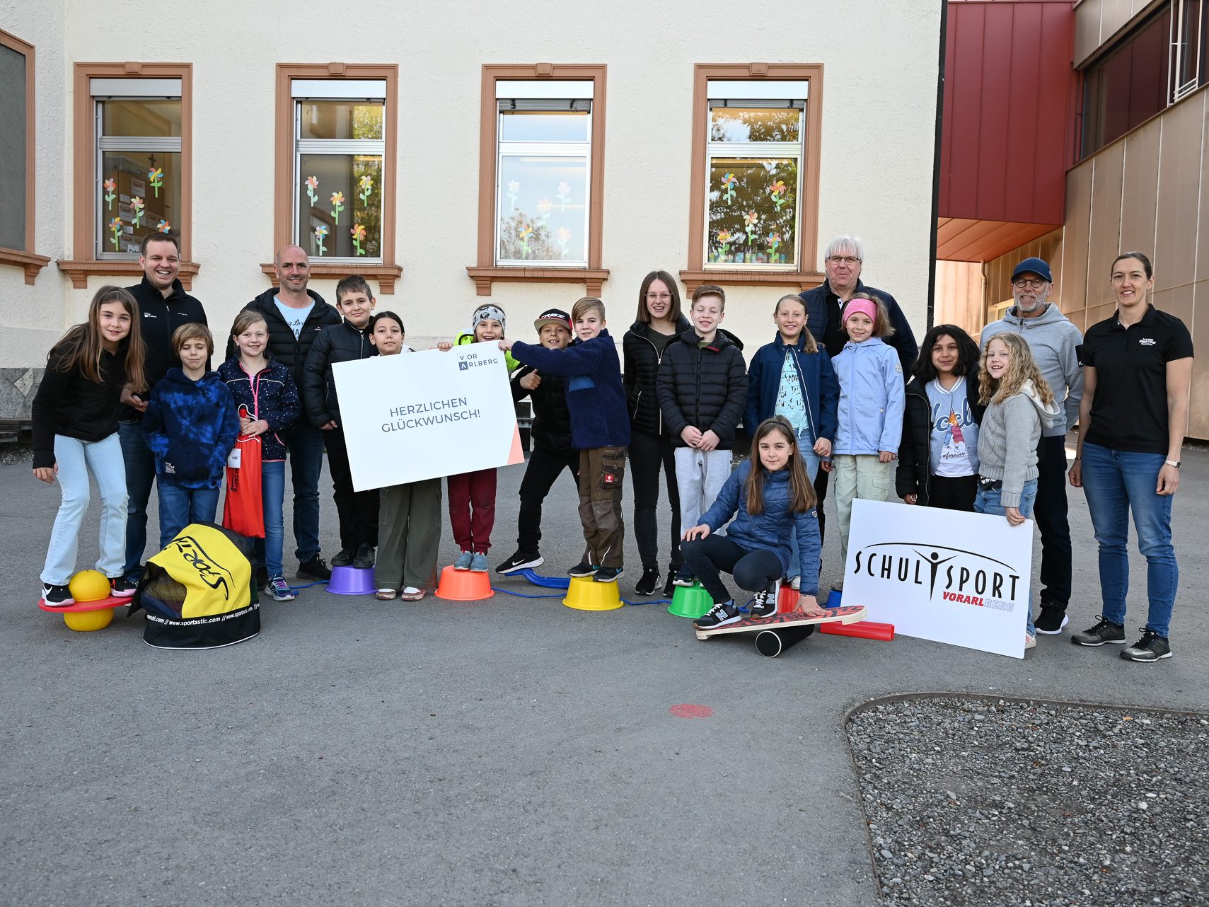 Die Volksschule Rheindorf hat bei der Kids's Athletic Challenge teilgenommen und dafür eine von vier Bewegungsboxen für eine bewegte Pause gewonnen. Die Volksschule Rheindorf hat bei der Kids's Athletic Challenge teilgenommen und dafür eine von vier Bewegungsboxen für eine bewegte Pause gewonnen.