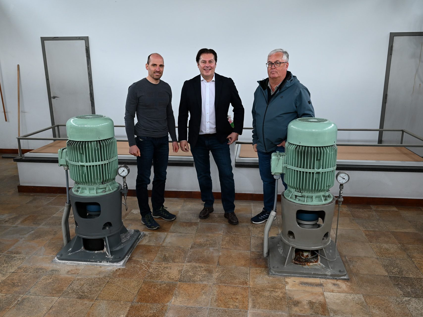 Wasserwerksleiter Michael Bösch (rechts) erklärt gemeinsam mit seinem Nachfolger Lothar Isele (links) und Tiefbaureferent Martin Fitz die Wichtigkeit des neuen Brunnens.