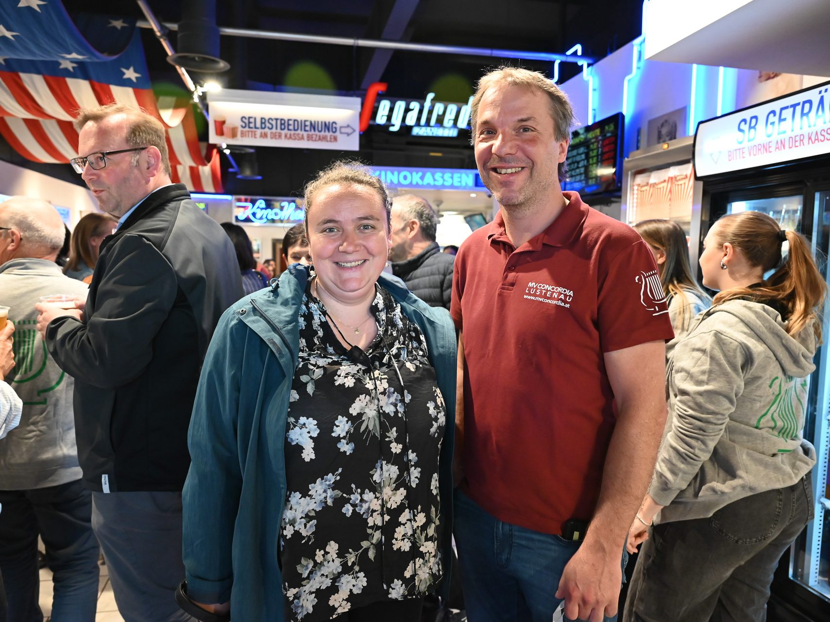 Oliver Huber (rechts) freute sich mit Sara Kapeller vom Blasmusikverband Bludenz auf die bevorstehende Premiere seines Films über den Musikverein Concordia. Oliver Huber (rechts) freute sich mit Sara Kapeller vom Blasmusikverband Bludenz auf die bevorstehende Premiere seines Films über den Musikverein Concordia.