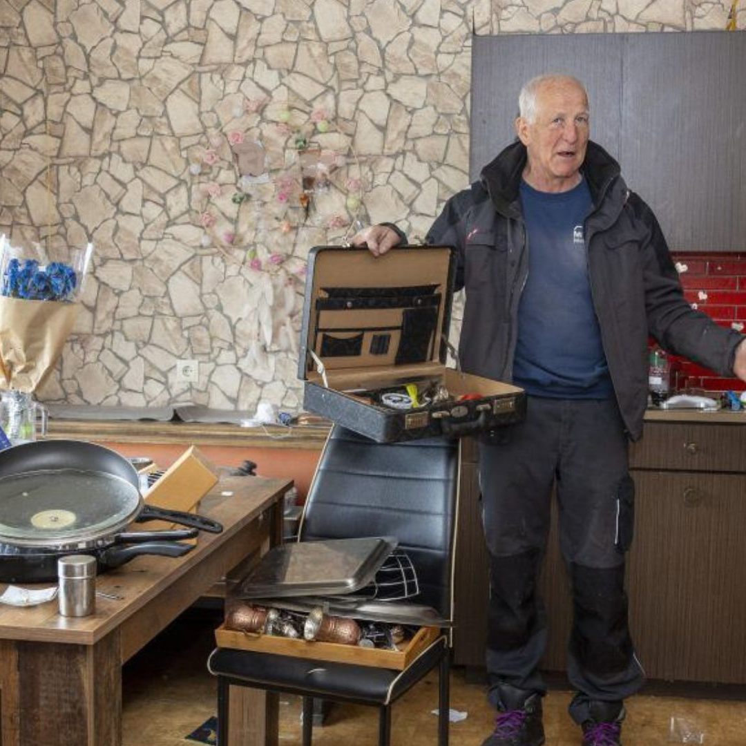 Martin Fussenegger in der Küche seiner Wohnung. Er muss sie komplett renovieren.