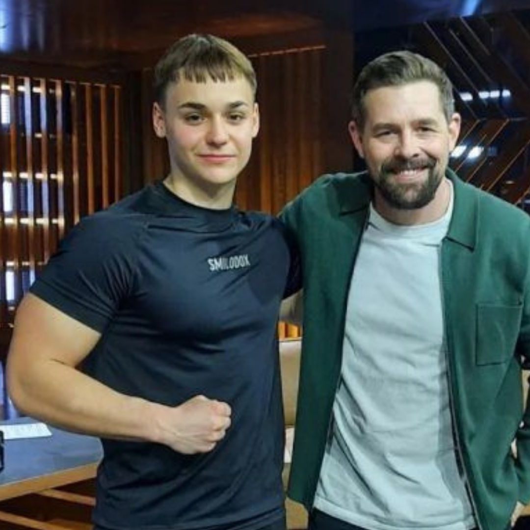 Marvin Simmerle mit seinen Kollegen und Lukas Podolski, der als Gast auf der Couch Platz nahm.