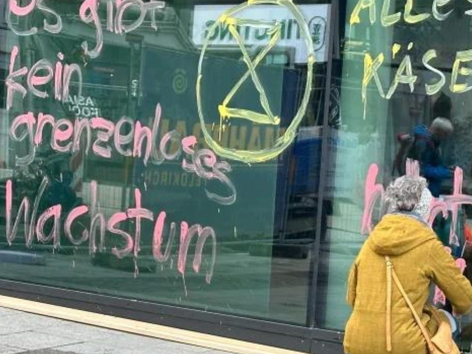 Aktivisten beschmierten die Hypo Vorarlberg.