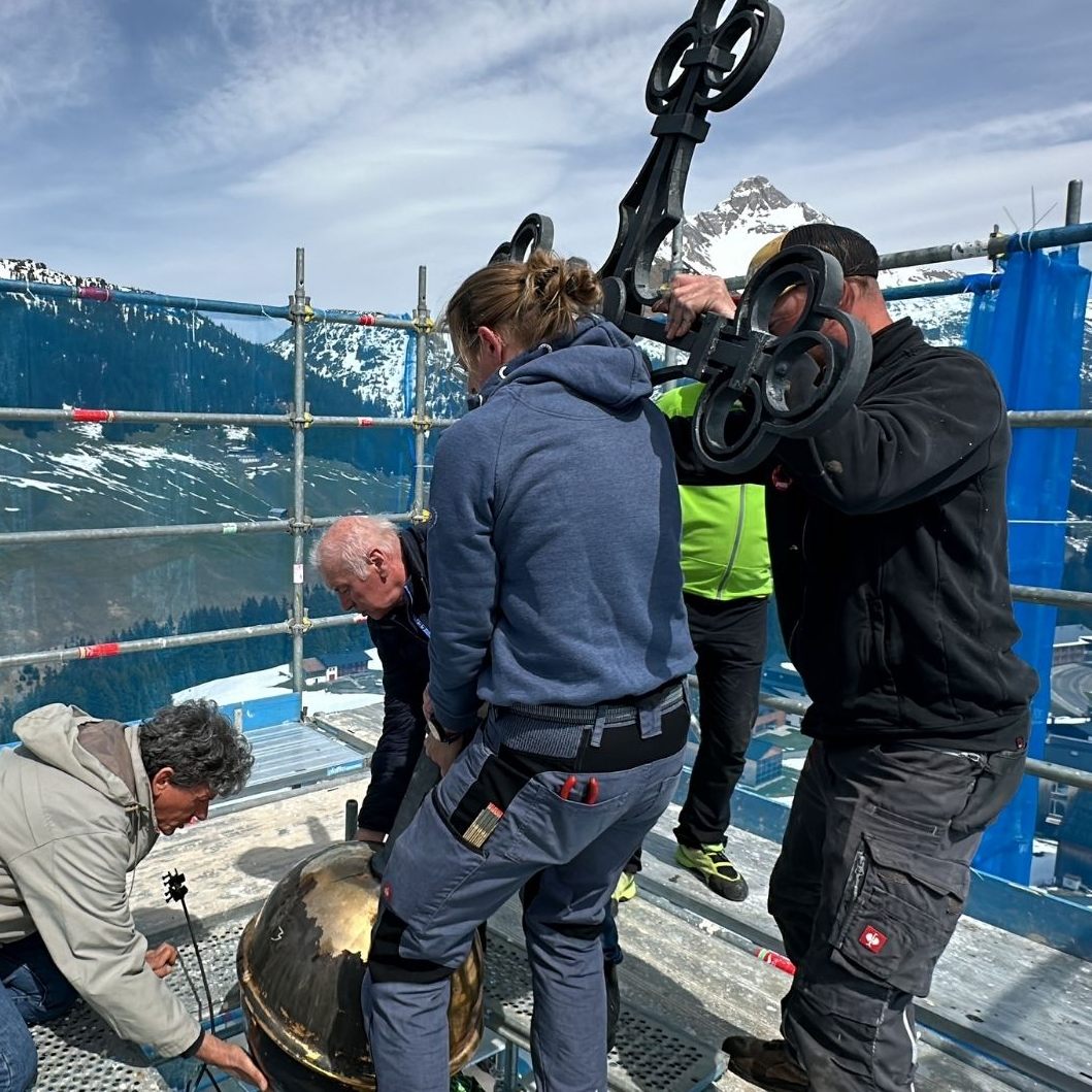 Bei der Pfarrkirche in Warth wurden Kugel und Kreuz abmontiert.