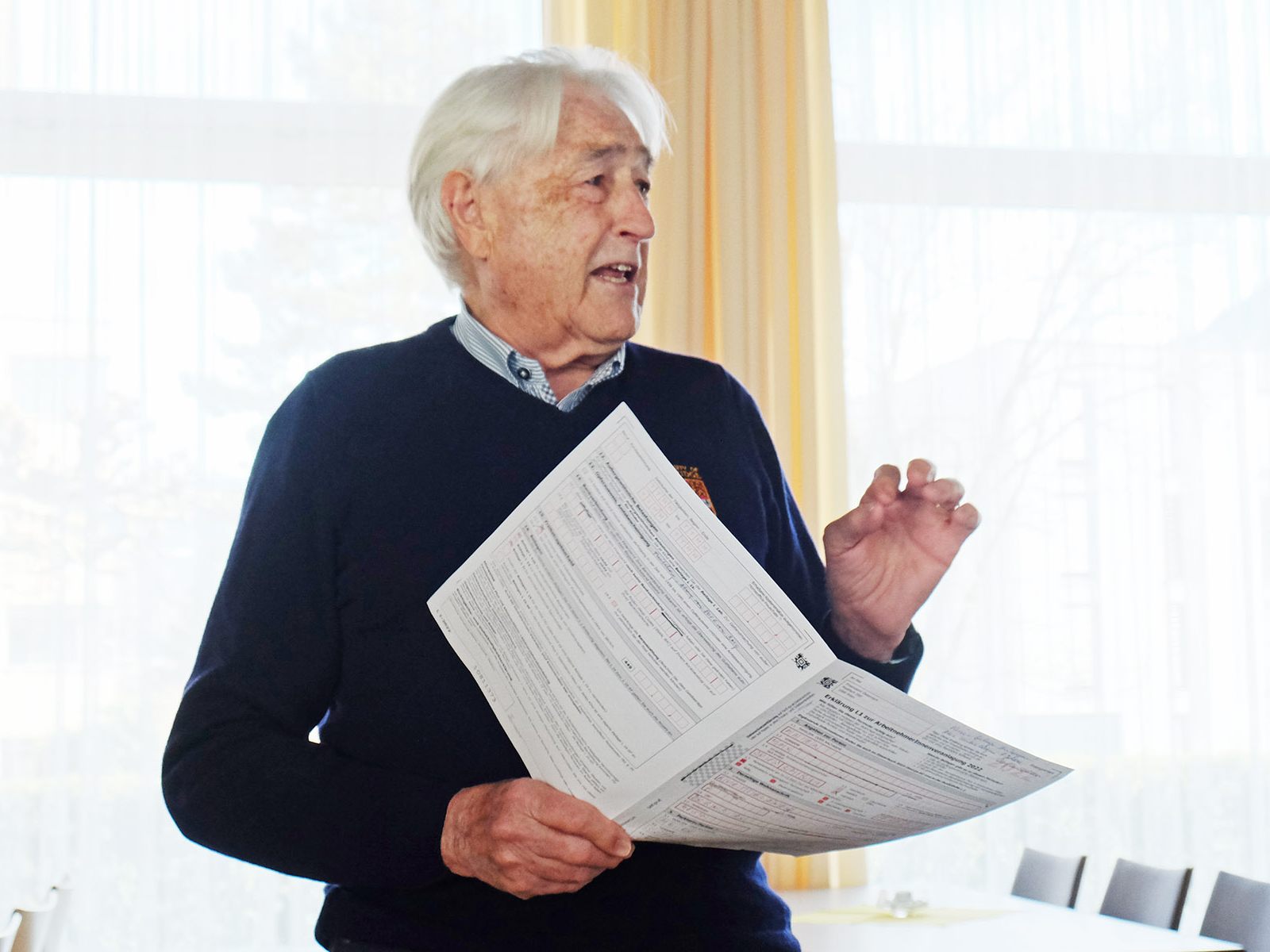 Dr. Oswald gab Hinweise zum Ausfüllen der Formulare zur Arbeitnehmerveranlagung