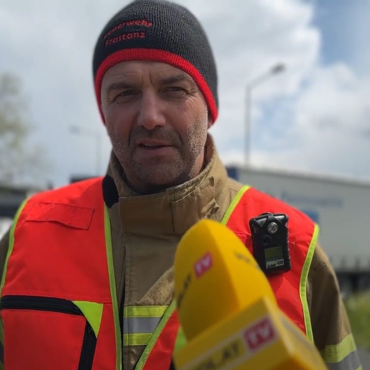 Feuerwehr-Einsatzleiter Klaus Malin im Gespräch mit VOL.AT.