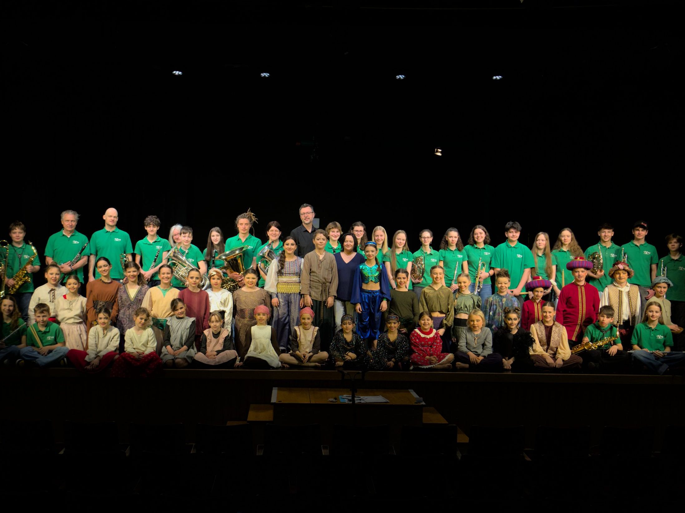 Über 50 Kinder und Jugendliche begeistern auf der Bühne mit Schauspiel und symphonischer Blasmusik. Über 50 Kinder und Jugendliche begeistern auf der Bühne mit Schauspiel und symphonischer Blasmusik.