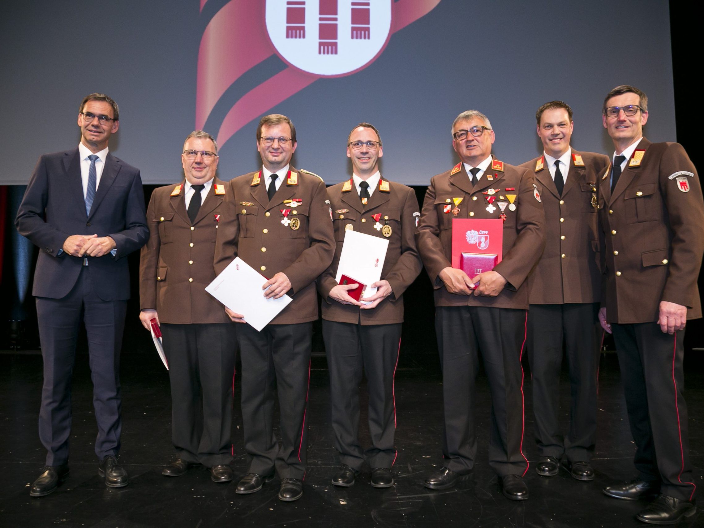 v. l. n. r.: Landeshauptmann Markus Wallner, Ing. Wolfgang Huber, Jürgen Grubmüller, Florian Beiser, Bruno Öhre, Andreas Hosp und Landesfeuerwehrinspektor Herbert Österle v. l. n. r.: Landeshauptmann Markus Wallner, Ing. Wolfgang Huber, Jürgen Grubmüller, Florian Beiser, Bruno Öhre, Andreas Hosp und Landesfeuerwehrinspektor Herbert Österle