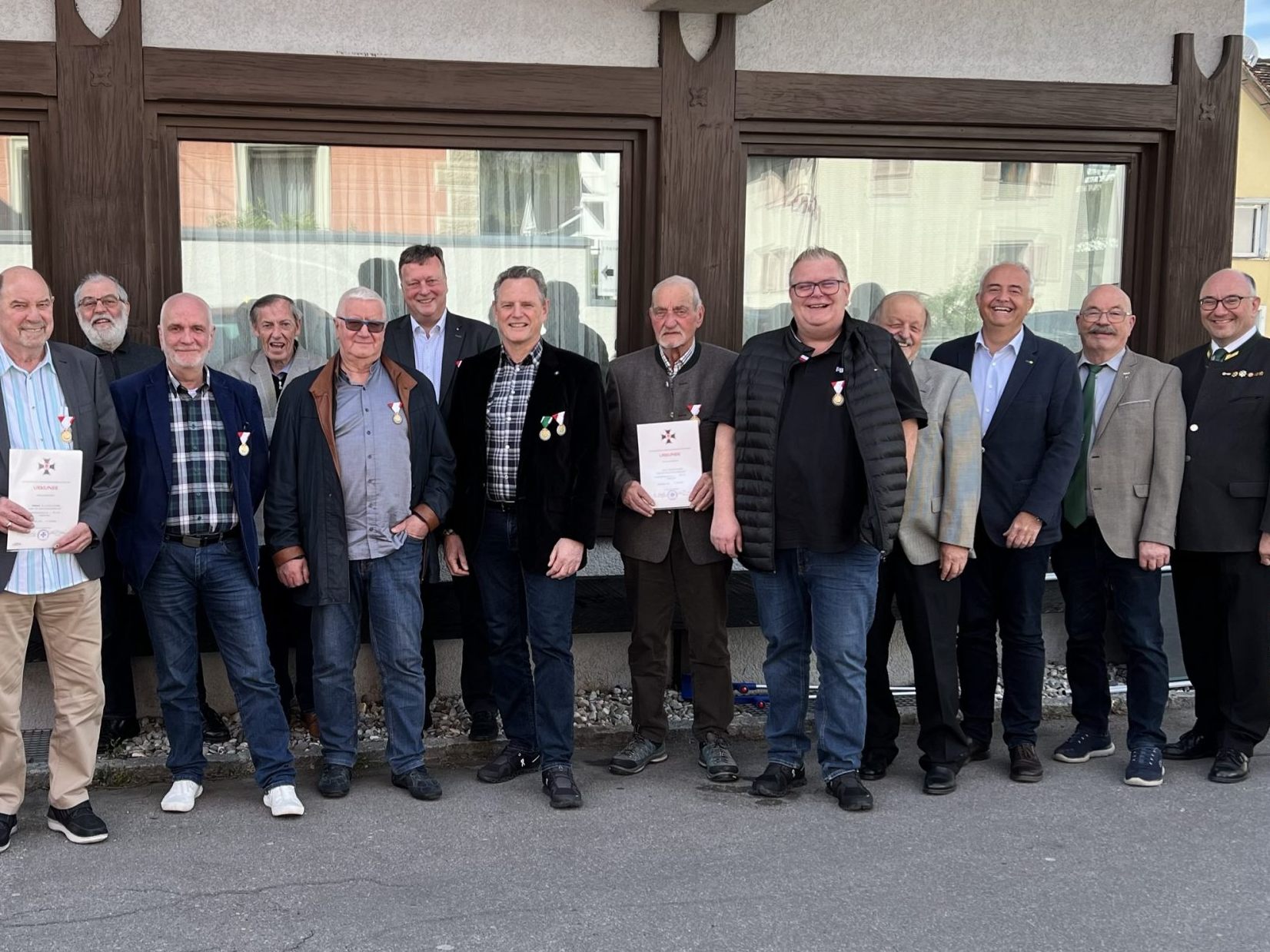 Insgesamt 19 Mitglieder des Kameradschaftsbundes wurden bei der diesjährigen Jahreshauptversammlung geehrt. Insgesamt 19 Mitglieder des Kameradschaftsbundes wurden bei der diesjährigen Jahreshauptversammlung geehrt.