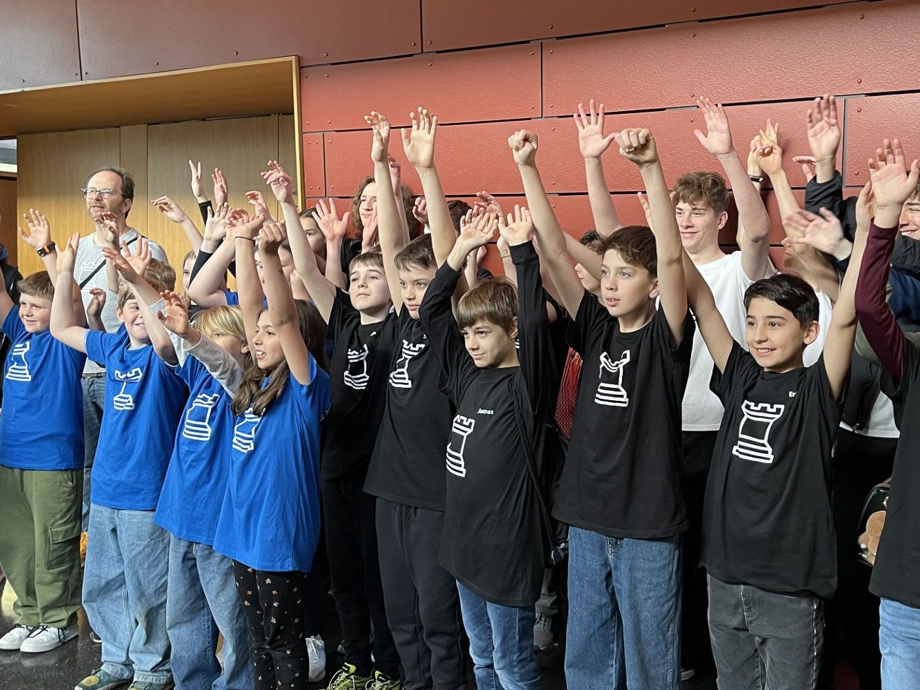 In Schwarz gekleidet Schülerinnen und Schüler der MS-Götzis, VS-Blattur. In Blau und hinten in Weiß das Team des BORG-Götzis. In Schwarz gekleidet Schülerinnen und Schüler der MS-Götzis, VS-Blattur. In Blau und hinten in Weiß das Team des BORG-Götzis.