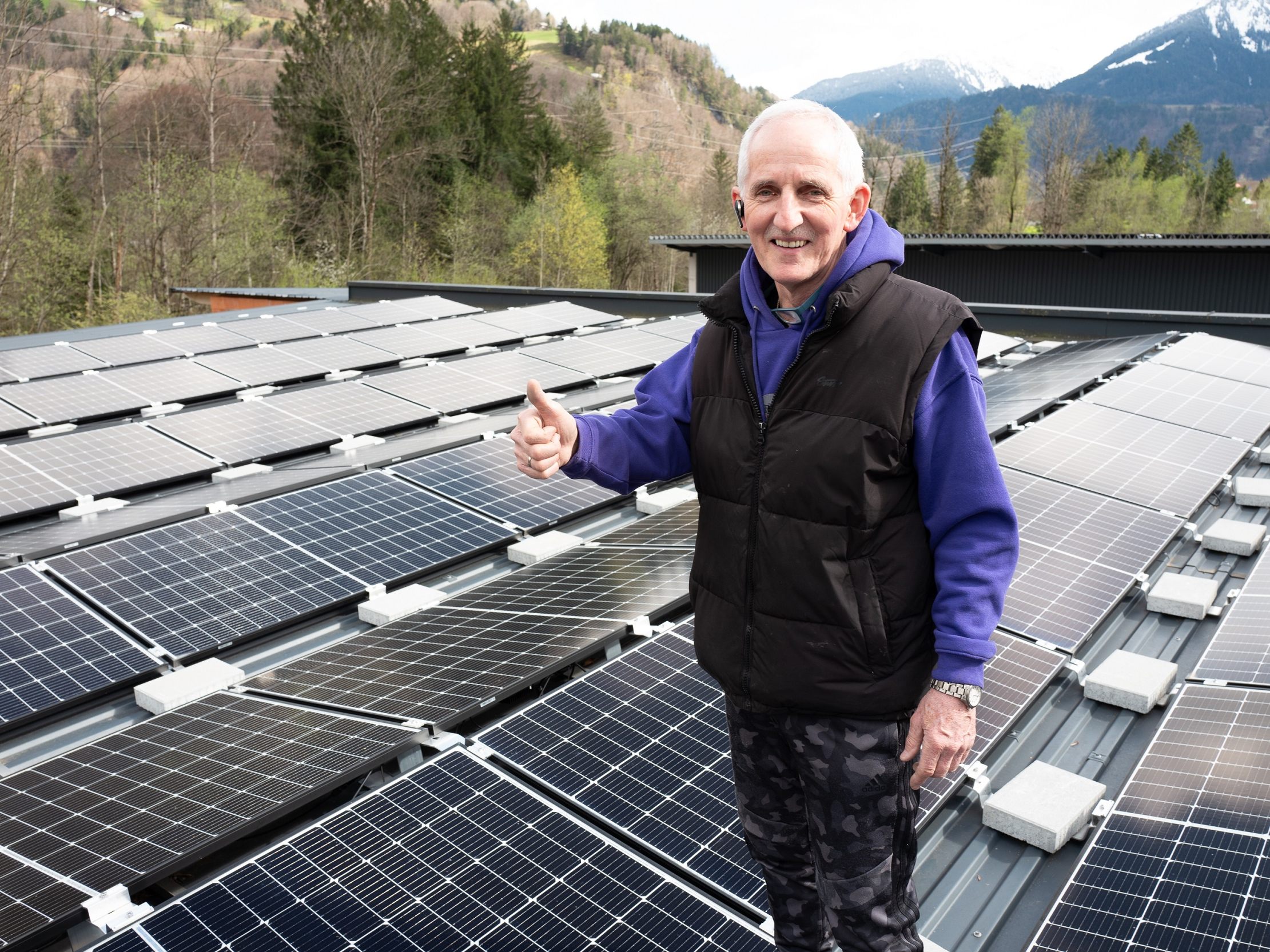 Elmar Stüttler, Obmann und Gründer von Tischlein deck dich, freut sich über die leistungsstarke PV-Anlage mit Stromspeichern und E-Auto-Ladestationen. Elmar Stüttler, Obmann und Gründer von Tischlein deck dich, freut sich über die leistungsstarke PV-Anlage mit Stromspeichern und E-Auto-Ladestationen.