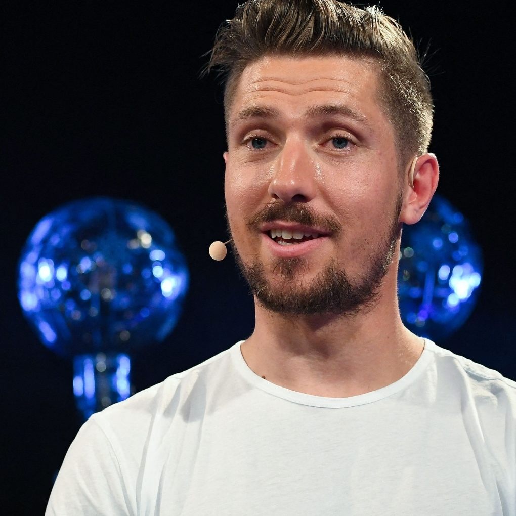 Marcel Hirscher beim WM Slalom 2019 (l.) und einem TV-Interview im Herbst 2019 (r.).