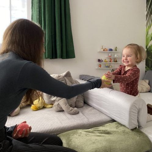 Bald macht die Zweijährige schon Purzelbäume.