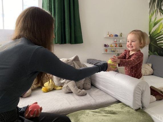 Bald macht die Zweijährige schon Purzelbäume.