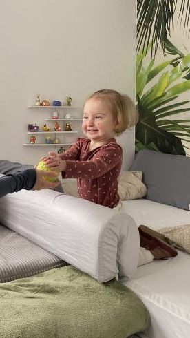 Bald macht die Zweijährige schon Purzelbäume.
