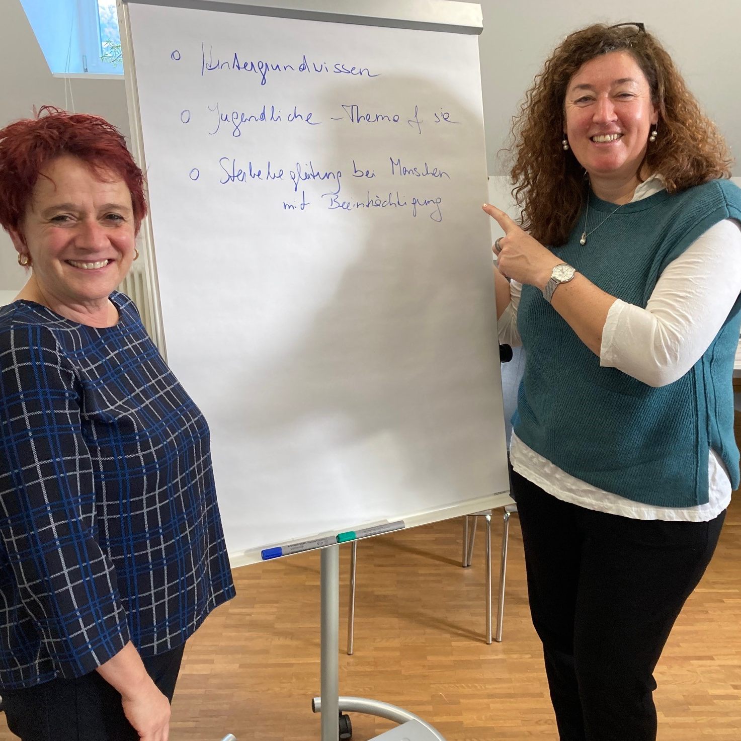 Zwei Referent*innen der Letzte-Hilfe-Kurse von Hospiz Vorarlberg: Irmtraud Heinzle und Barbara Geiger.