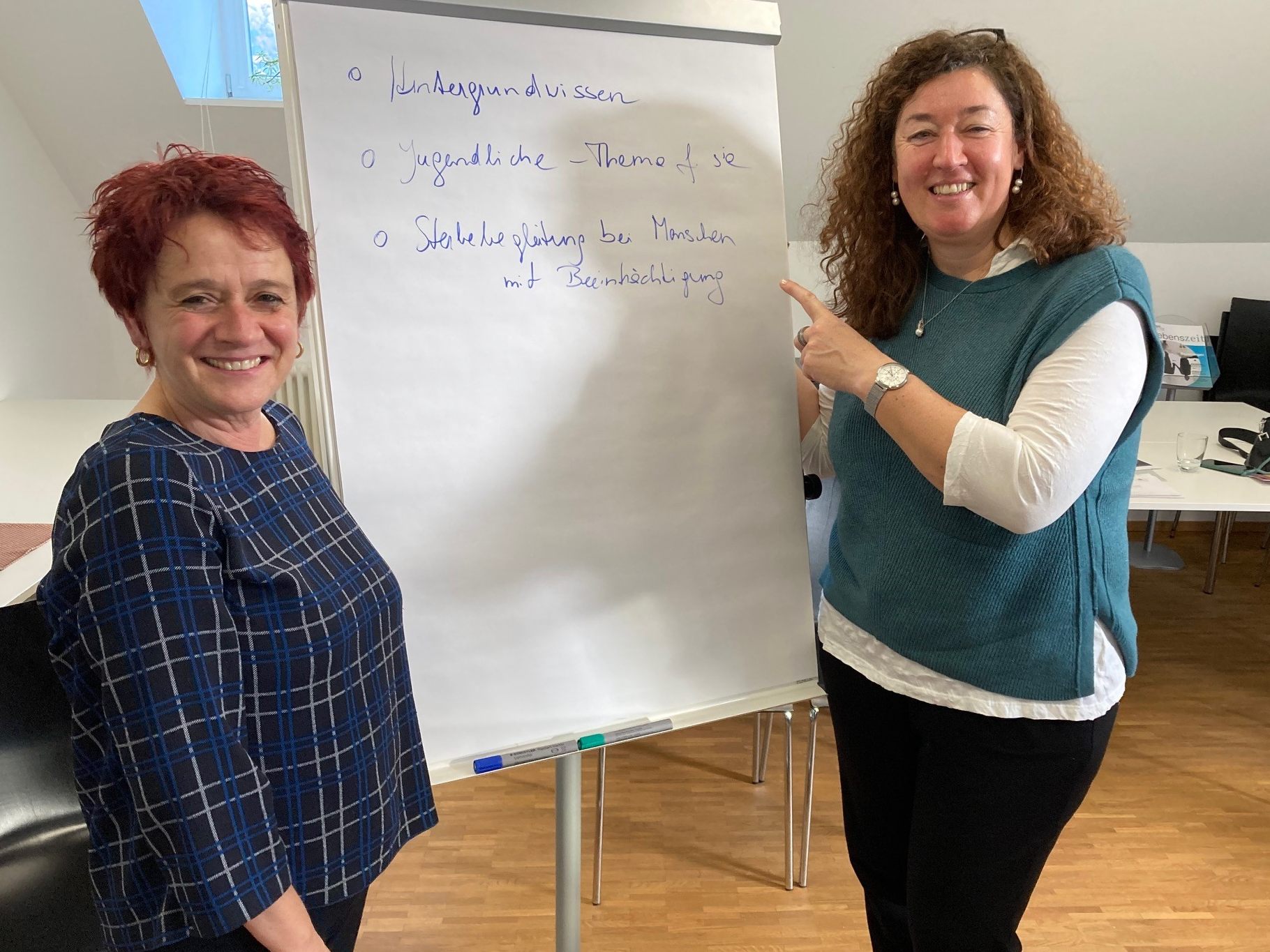 Zwei Referent*innen der Letzte-Hilfe-Kurse von Hospiz Vorarlberg: Irmtraud Heinzle und Barbara Geiger. Zwei Referent*innen der Letzte-Hilfe-Kurse von Hospiz Vorarlberg: Irmtraud Heinzle und Barbara Geiger.