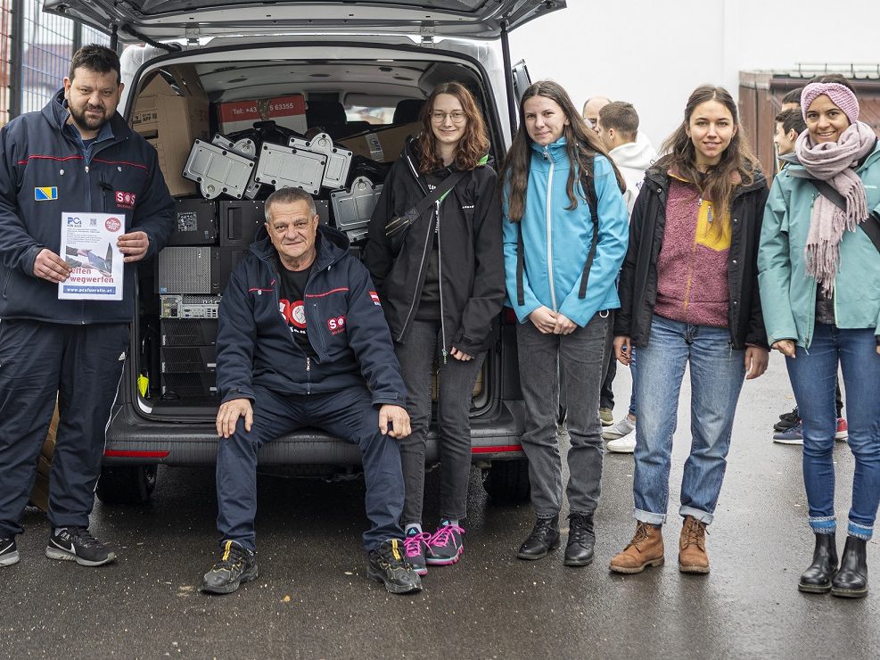 Jugendbotschafterinnen der Caritas besuchten das Flüchtlingslager Lipa. (von links nach rechts: Petar Rosandić und Helfer, Jugendbotschafterinnen Miriam Egger, Jolanda Hofer, Anja Mittelberger und Lena Feurstein) Jugendbotschafterinnen der Caritas besuchten das Flüchtlingslager Lipa. (von links nach rechts: Petar Rosandić und Helfer, Jugendbotschafterinnen Miriam Egger, Jolanda Hofer, Anja Mittelberger und Lena Feurstein)