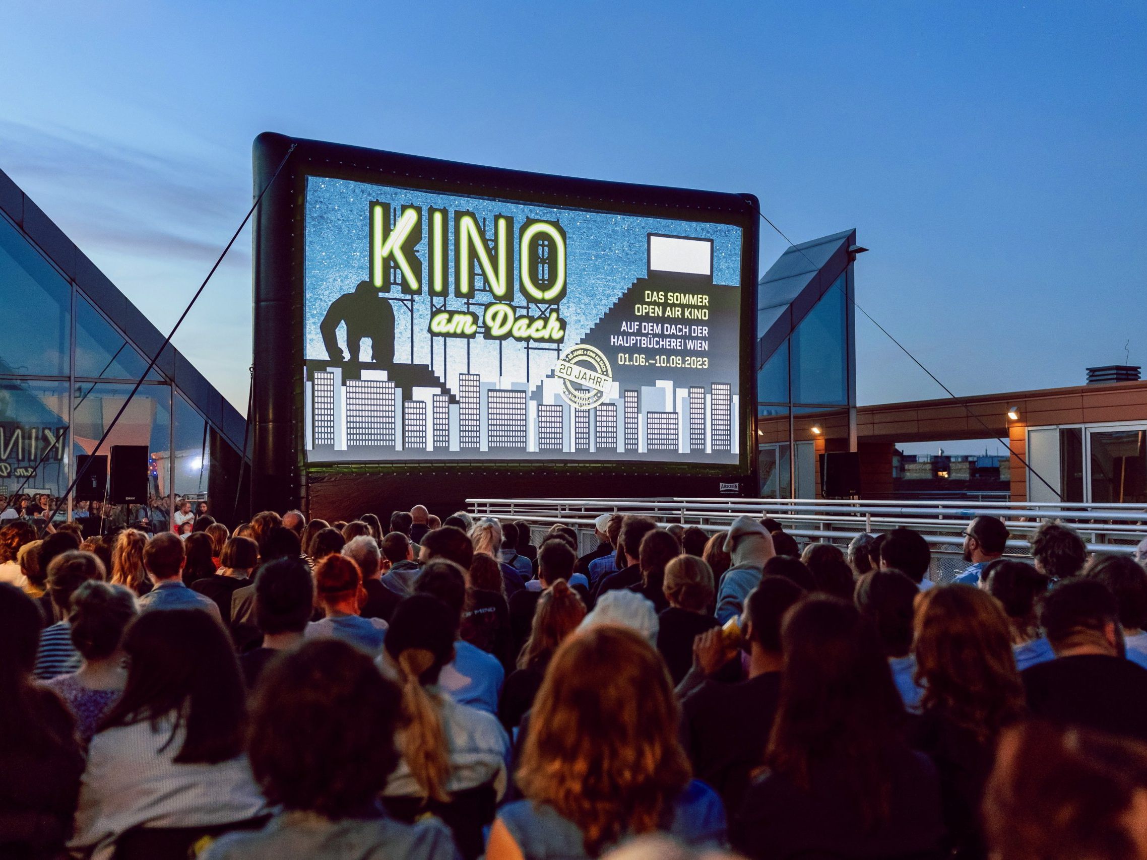 Unter dem Motto "forever 21" findet auch heuer wieder das Sommerkino auf dem Dach der Hauptbücherei Wien statt. Unter dem Motto "forever 21" findet auch heuer wieder das Sommerkino auf dem Dach der Hauptbücherei Wien statt.