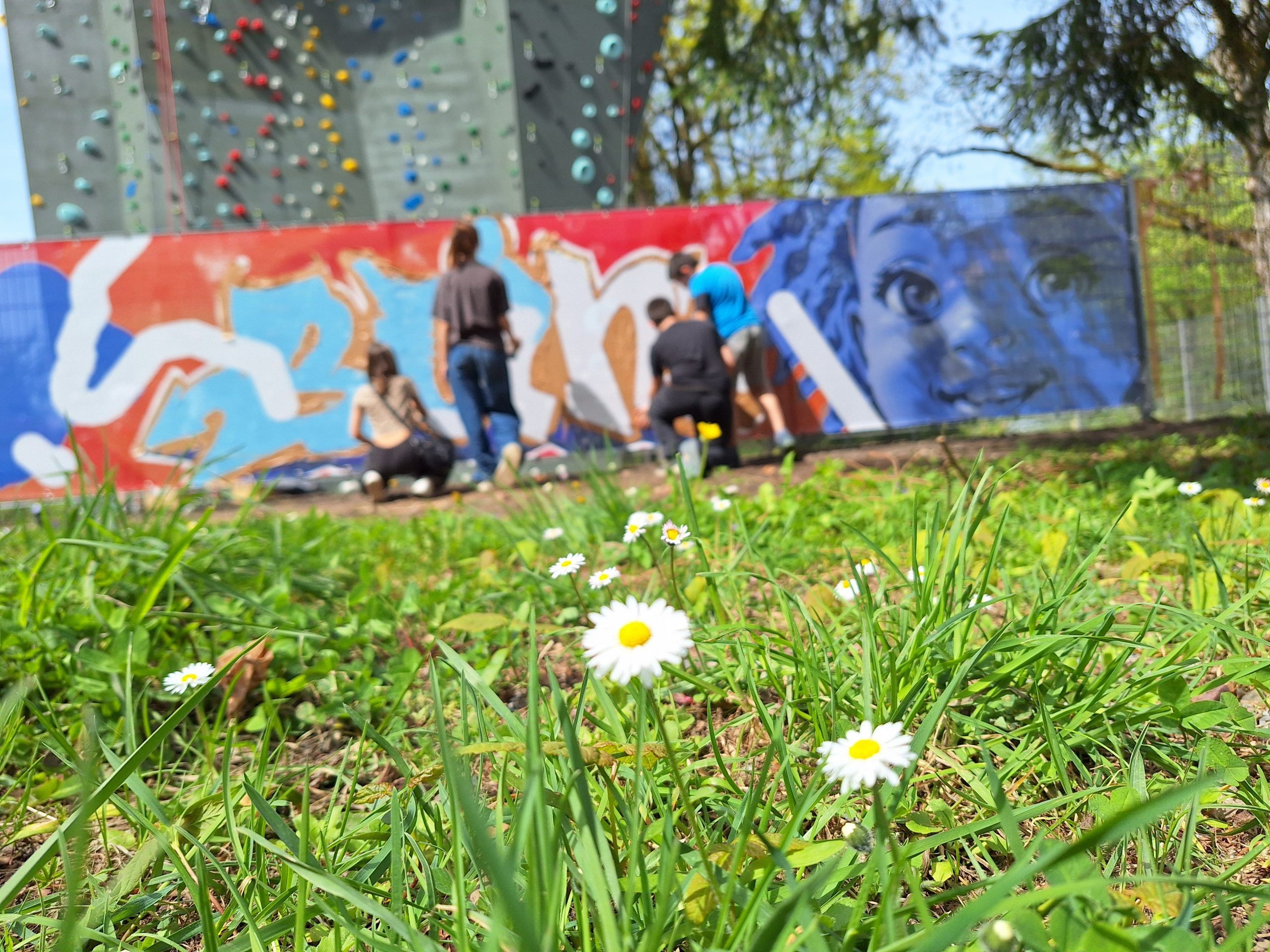 Kinder vor hieß es auch bei der als Kunstprojekt mit Domingo Mattle angelegten Zaungestaltung rund um den Kletterturm. Kinder vor hieß es auch bei der als Kunstprojekt mit Domingo Mattle angelegten Zaungestaltung rund um den Kletterturm.