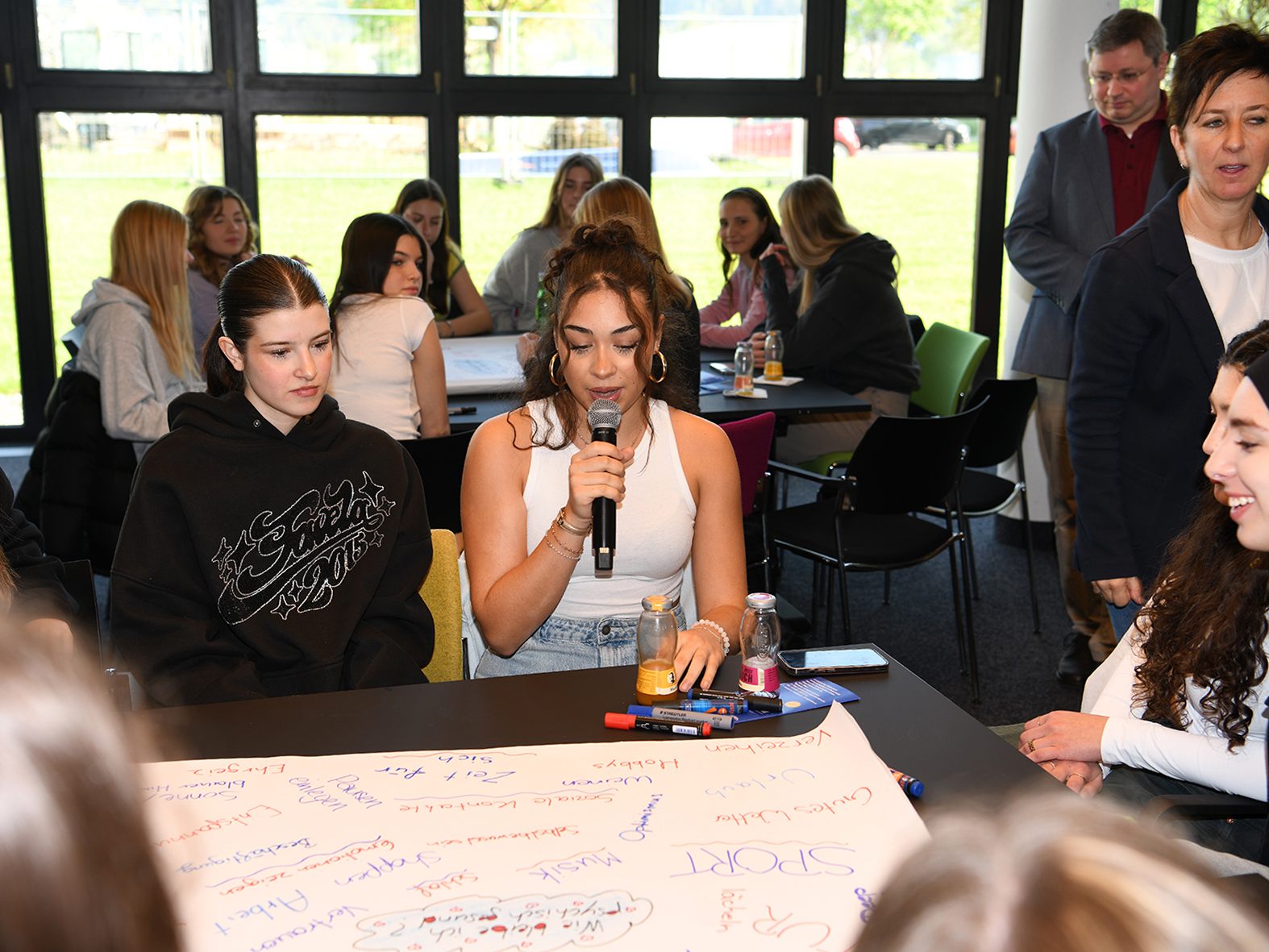 Die Teilnehmer des Kompetenzfrühstücks bewiesen, dass man auch ernsten Themen wie Angst, Depression und Suizidprävention mit Humor und Offenheit begegnen kann.