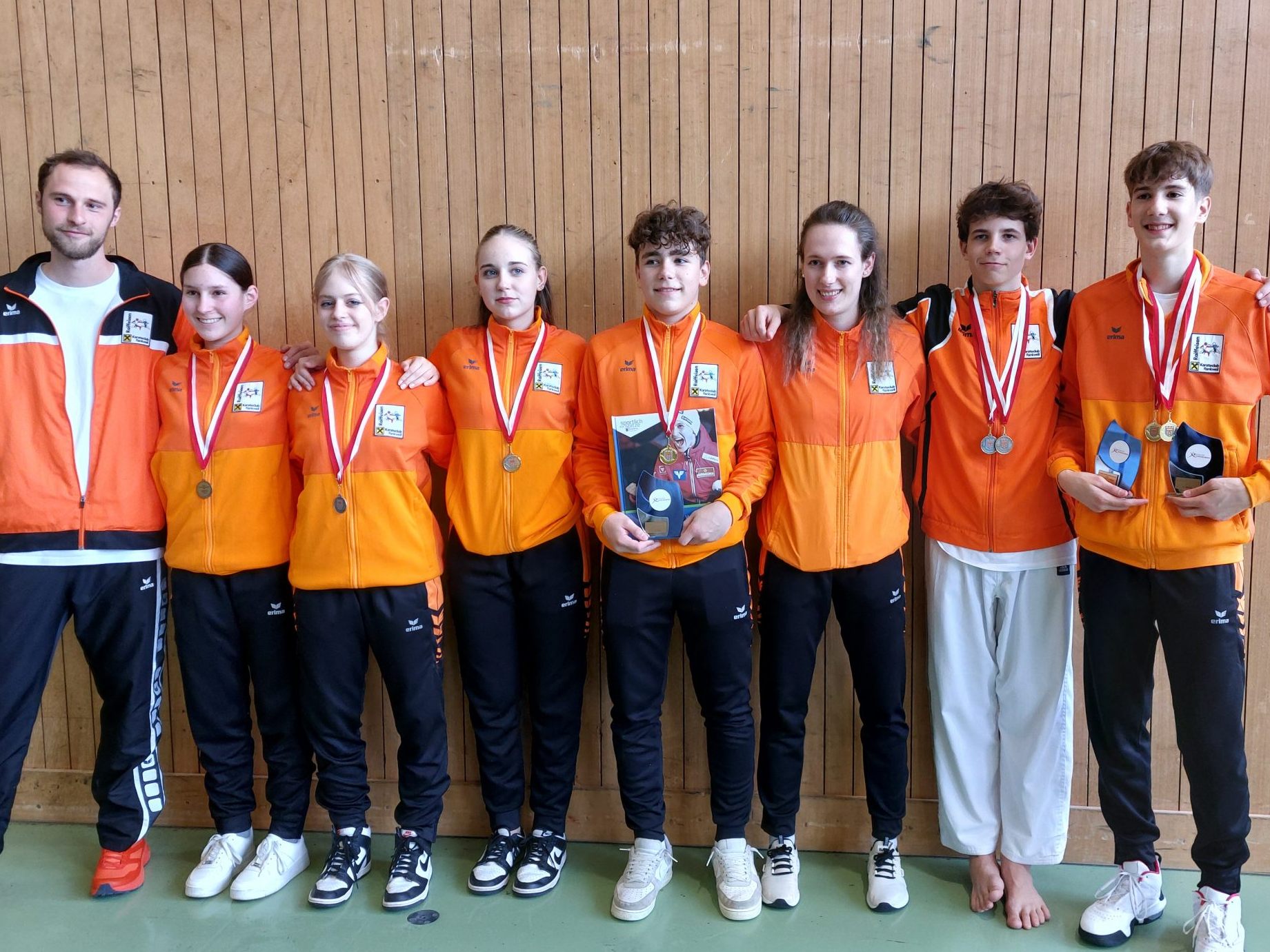 Die Coaches mit den Kadersportlern.