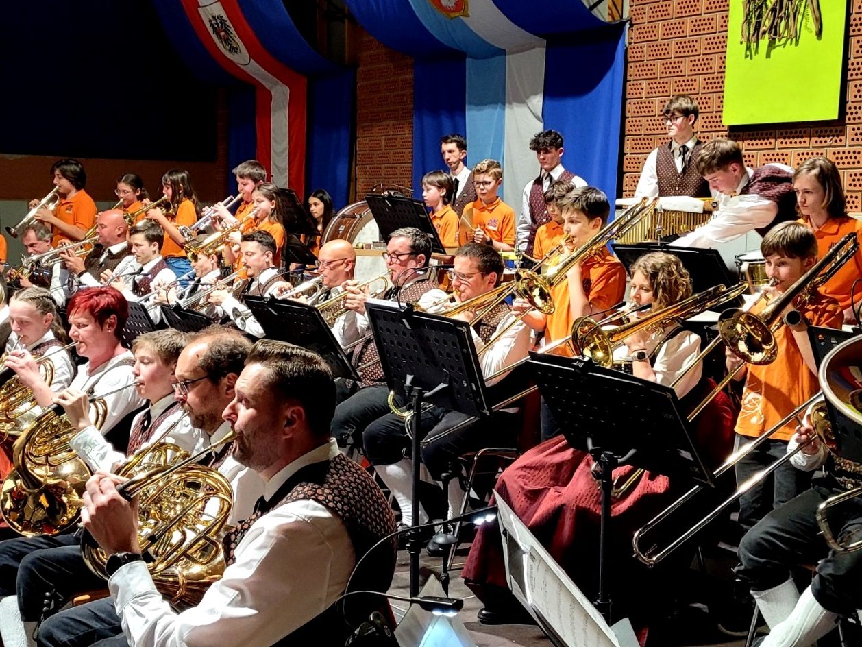 Mit Stolz präsentierte der Musikverein Lochau im Rahmen dieses Frühlingskonzertes auch seinen erfolgreichen Nachwuchs: Gemeinsamer Auftritt von Jung und Alt beim Stück „Shackelford Banks“. Mit Stolz präsentierte der Musikverein Lochau im Rahmen dieses Frühlingskonzertes auch seinen erfolgreichen Nachwuchs: Gemeinsamer Auftritt von Jung und Alt beim Stück „Shackelford Banks“.