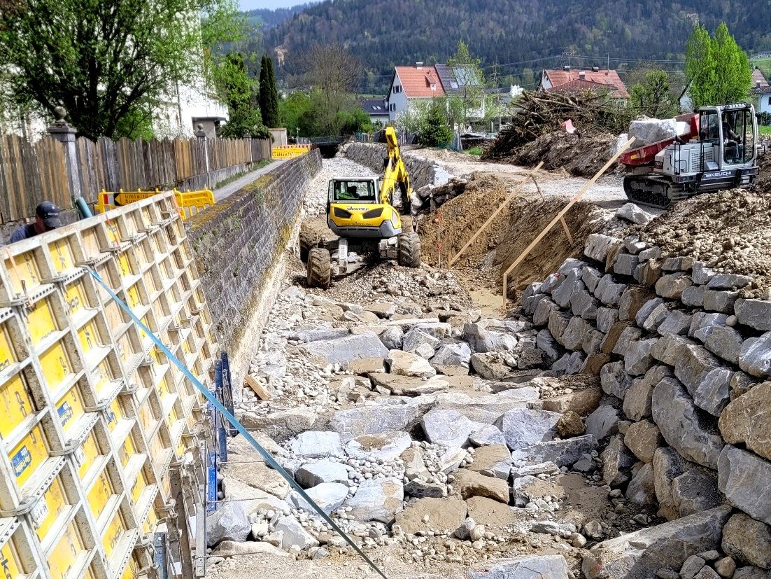 Umfangeiche Baumaßnahmen im Rahmen des Hochwasserschutzprojektes Ruggbach im Leiblachtal, aktuell von der Brücke L18 Hörbranzer Straße bis hinauf zur Eschachbrücke.