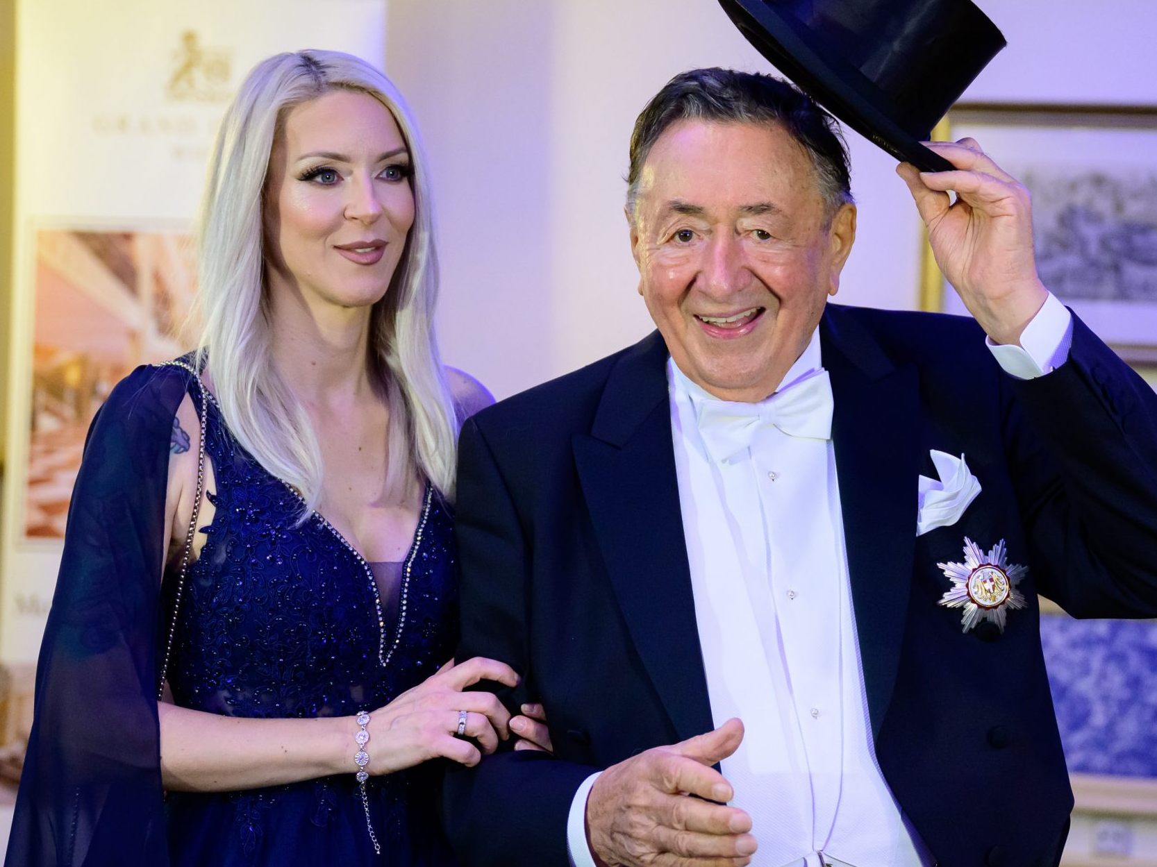 Richard Lugner (r.) und Simone Reiländer (l.) im Rahmen eines Fototermins am Donnerstag, 8. Februar 2024, im Grand Hotel in Wien.