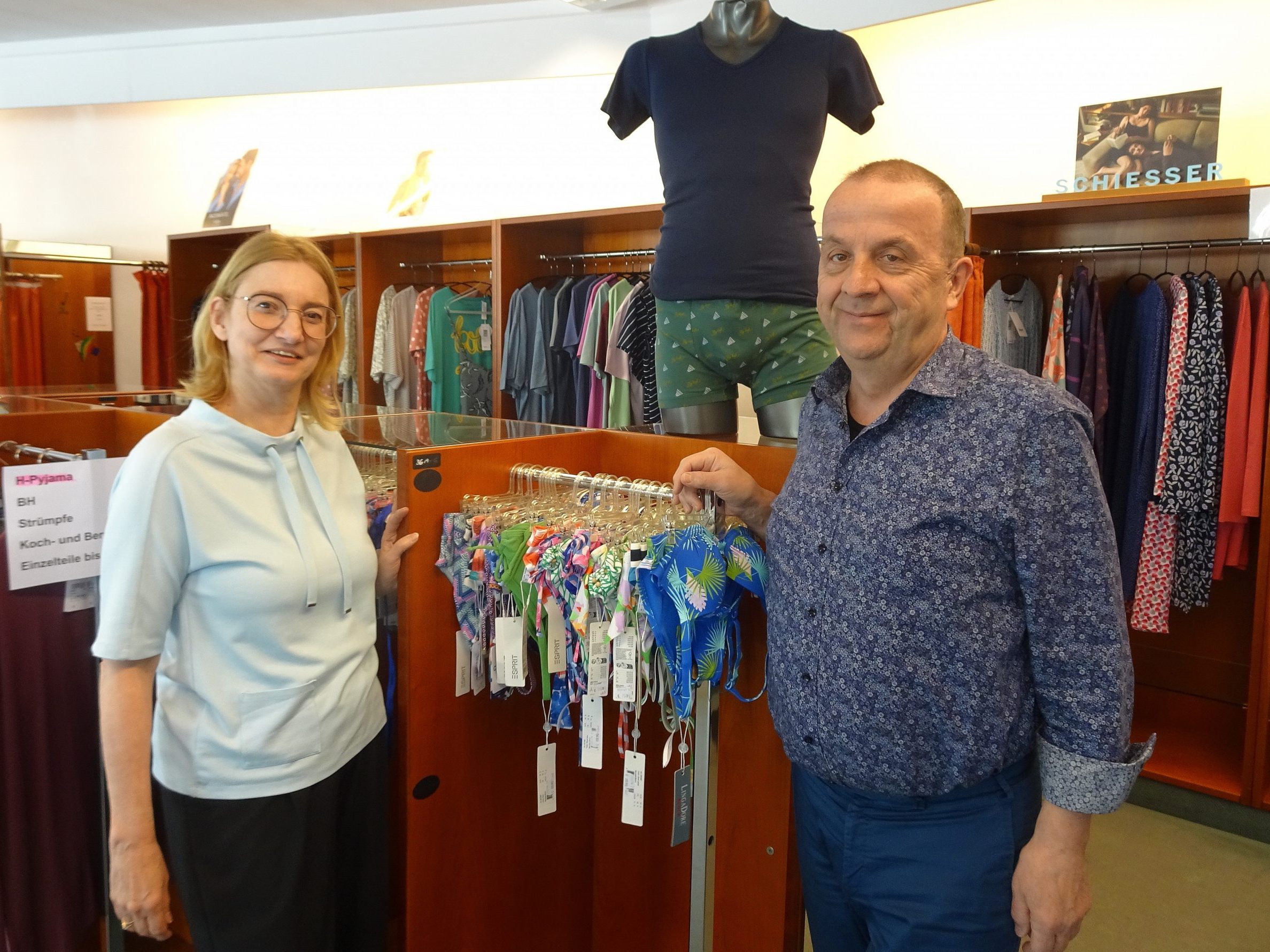 Annemarie und Karlheinz Prirsch schließen mit Ende Sommer das Modehaus Diem und freuen sich auf ihren wohlverdienten Ruhestand. Annemarie und Karlheinz Prirsch schließen mit Ende Sommer das Modehaus Diem und freuen sich auf ihren wohlverdienten Ruhestand.