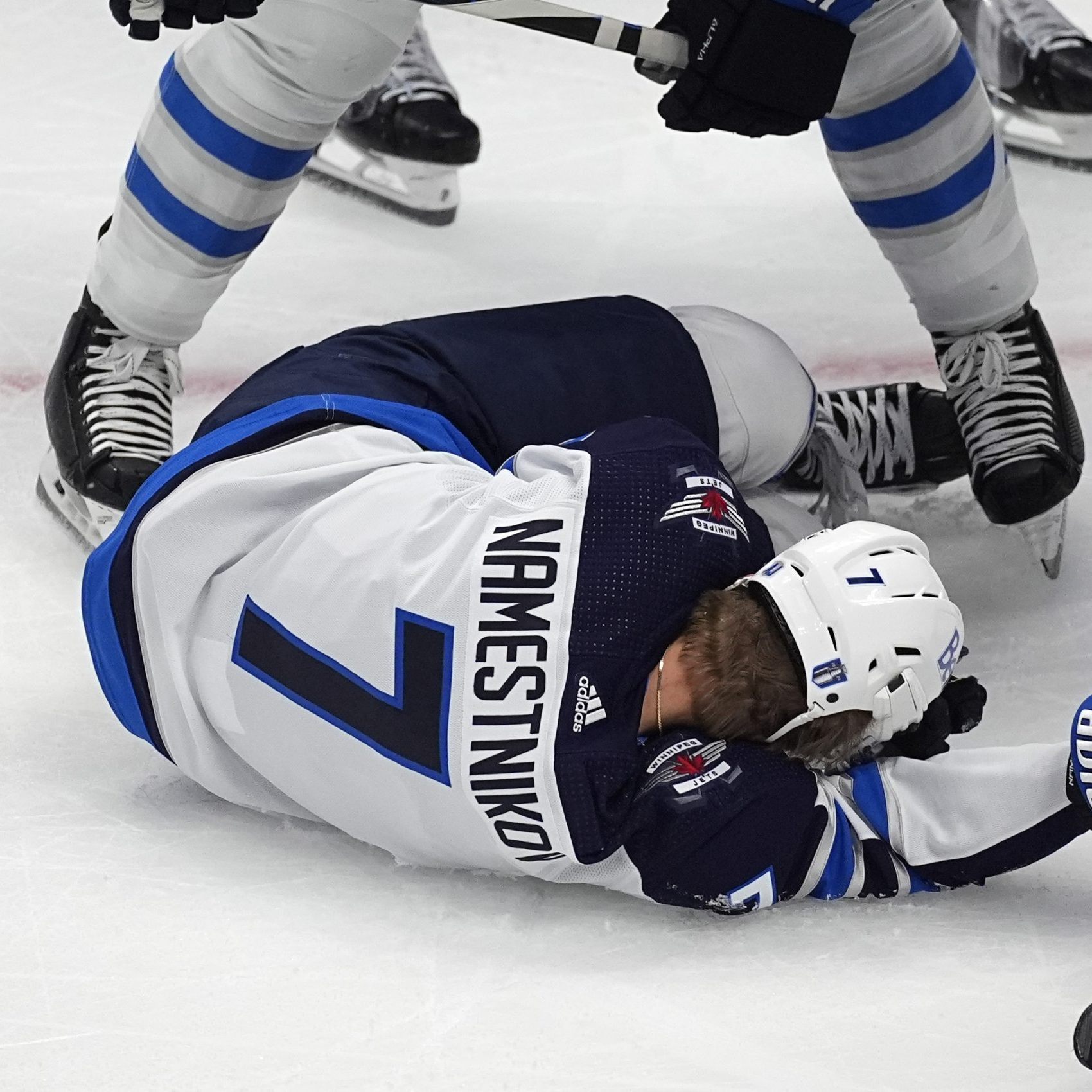Vladislav Namestnikov lag nach dem Treffer bewusstlos auf dem Eis.