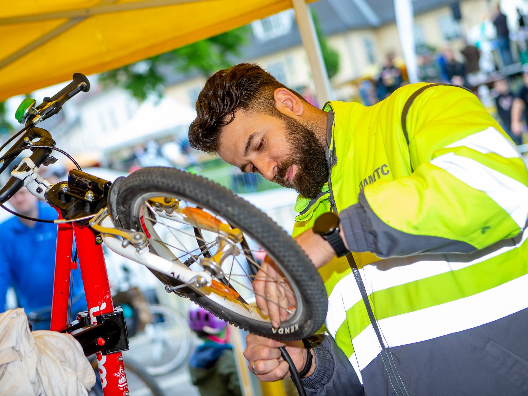 Bei den PopUp Fahrrad-Stützpunkten des Mobilitätsclubs servicieren ÖAMTC-Techniker:innen kostenlos Fahrräder.