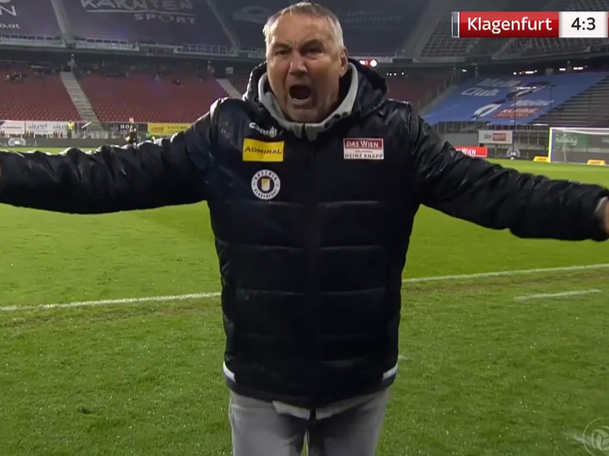 War auf Sky Sport Austria live zu sehen: Peter Pacult geht auf einen Kameramann los.