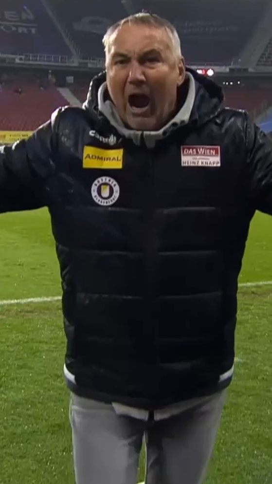 War auf Sky Sport Austria live zu sehen: Peter Pacult geht auf einen Kameramann los.