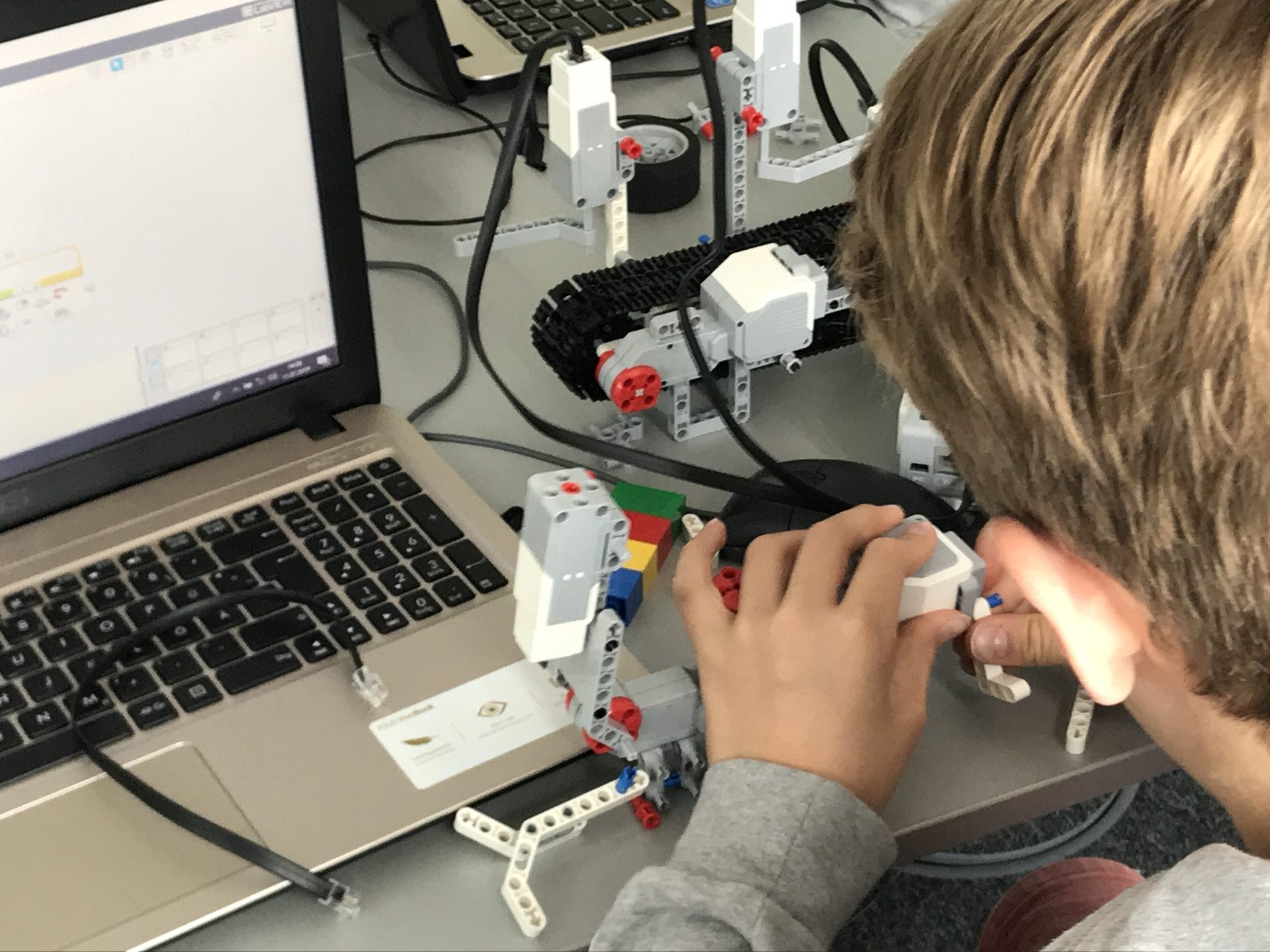 Kinder und Jugendliche erwerben spielerisch Know-How für die Berufe der Zukunft.