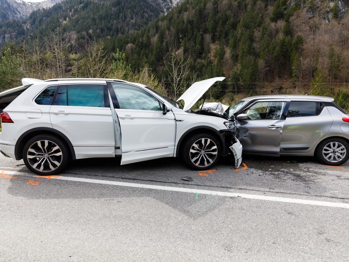 Zwei Fahrzeuge krachten aus bislang unklarer Ursache auf der L188 zusammen.