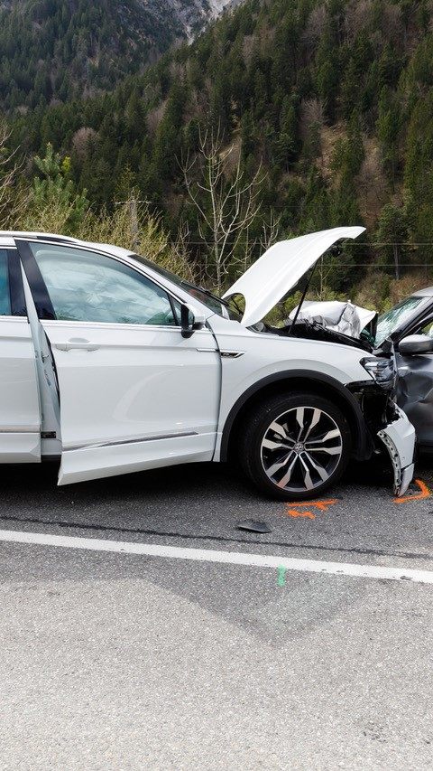Zwei Fahrzeuge krachten aus bislang unklarer Ursache auf der L188 zusammen.