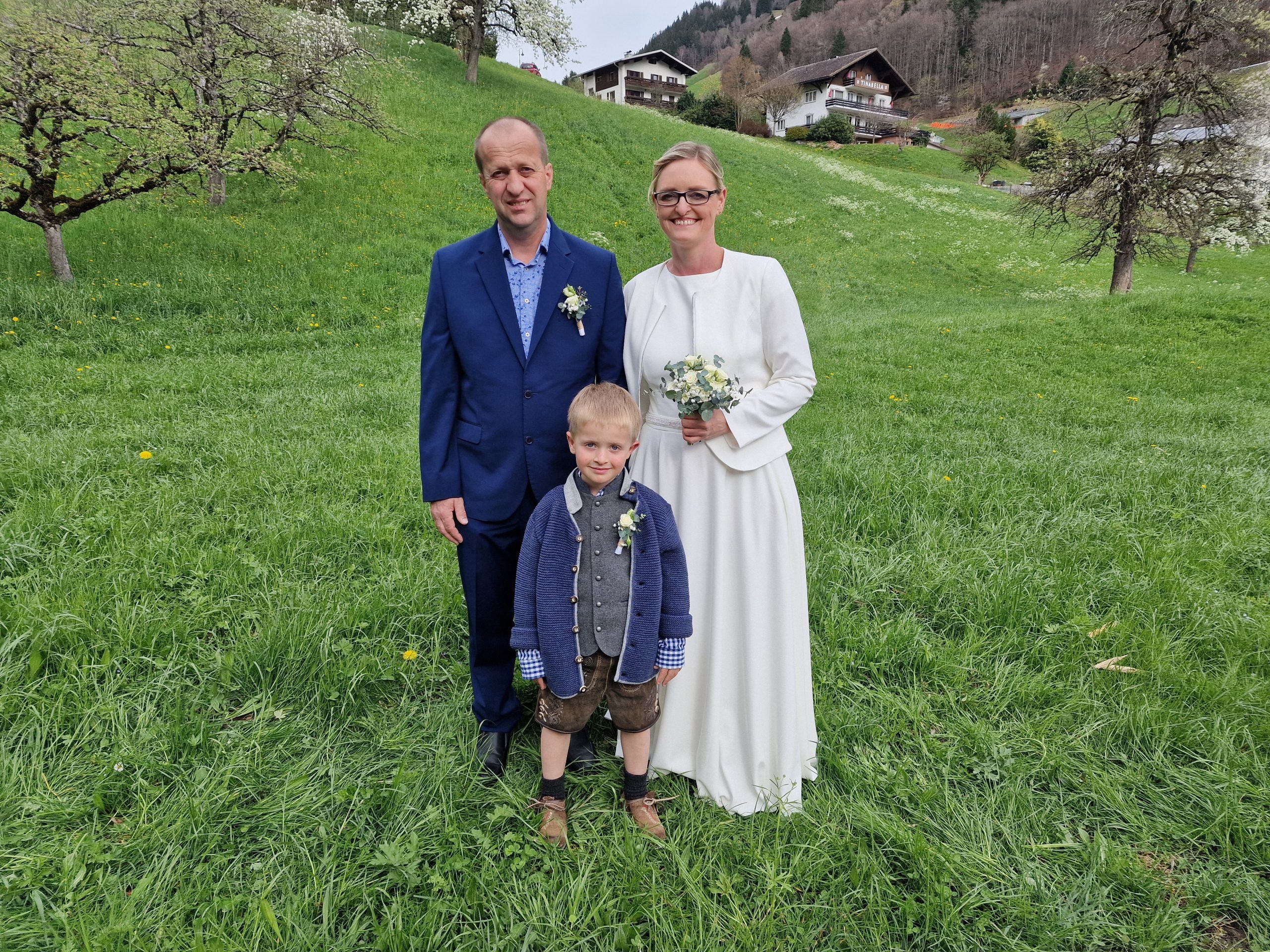 Auf dem Weg zur Trauung präsentiert sich das Brautpaar Kathrin Häusler und Dietmar Salzgeber mit Leander den Fotografen. Auf dem Weg zur Trauung präsentiert sich das Brautpaar Kathrin Häusler und Dietmar Salzgeber mit Leander den Fotografen.