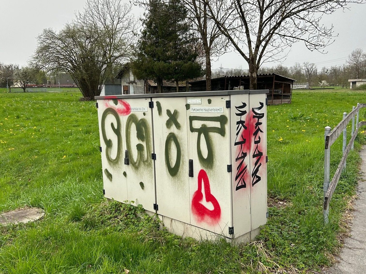 Schaltkasten, Kurve zum Fußballplatz.