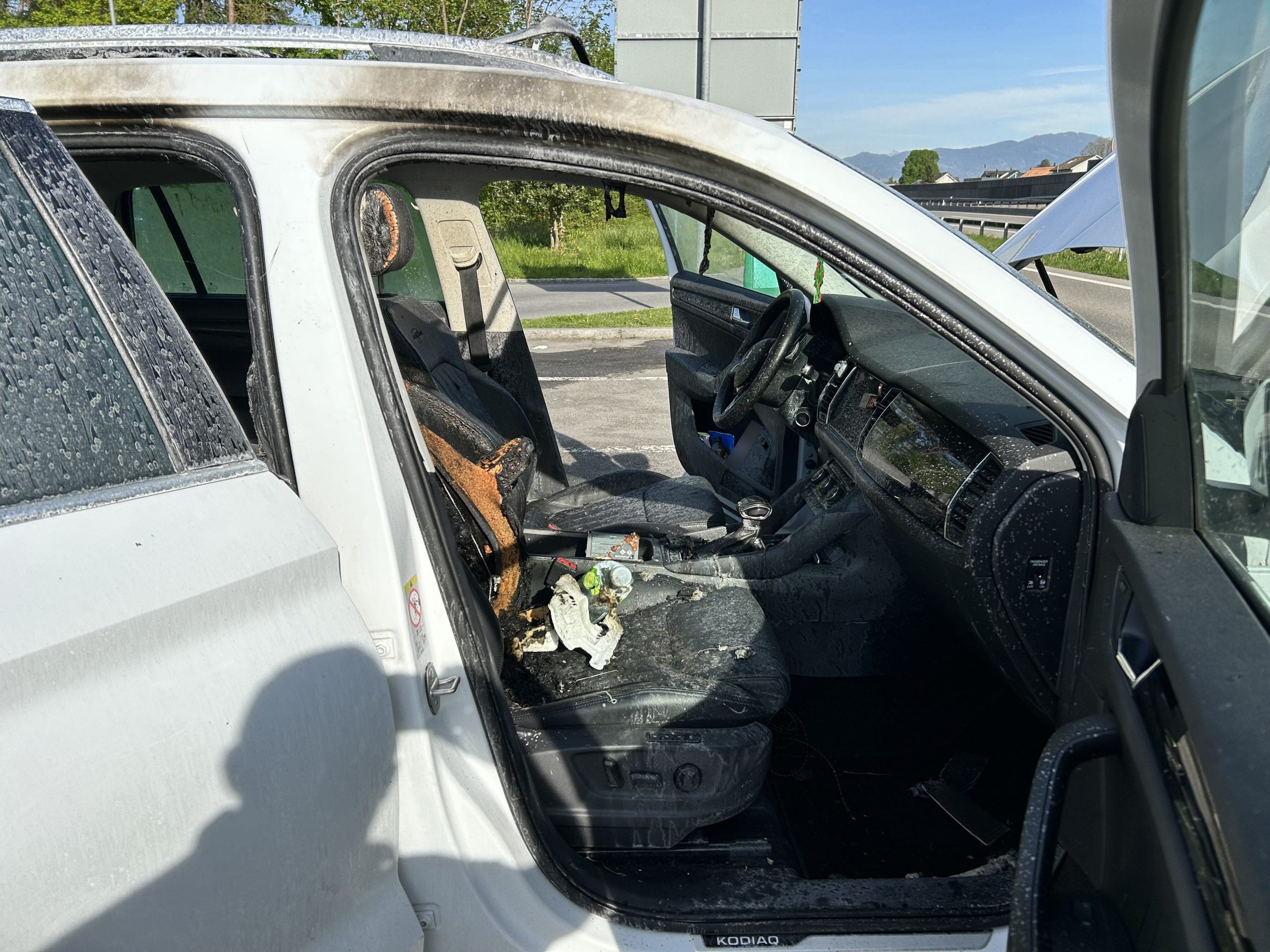 Fahrzeugbrand auf einer Raststätte. Fahrzeugbrand auf einer Raststätte.