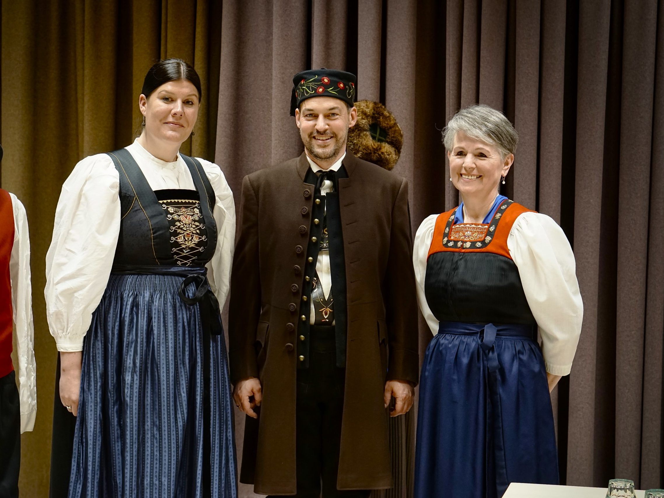 Obfrau Hedi Zengerle, Referent Urs Schwarz und Stefanie Natter (Landestrachtenverband).