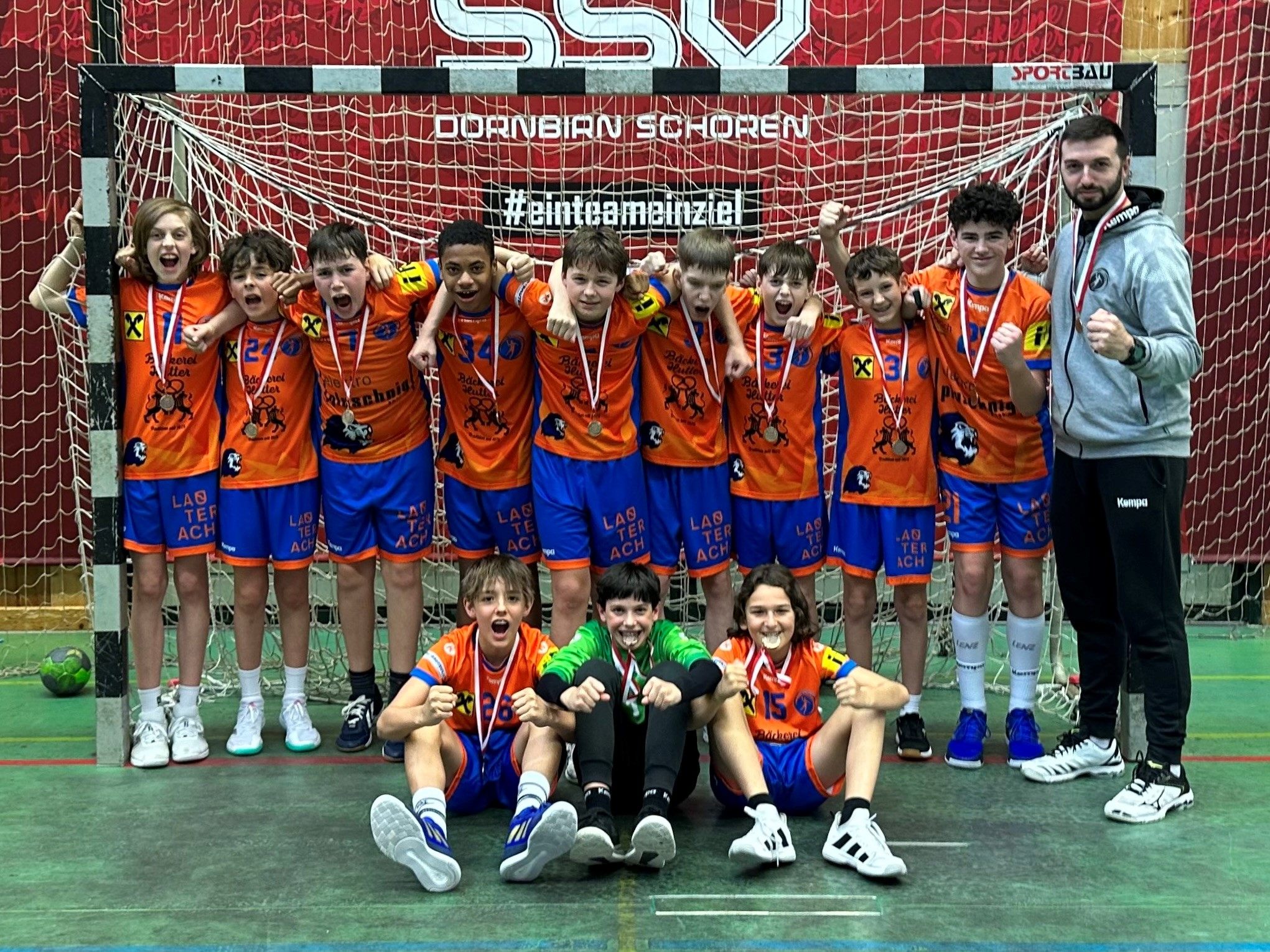 Die U13 des HCBs Lauterach feiert ihren 3. Platz Die U13 des HCBs Lauterach feiert ihren 3. Platz