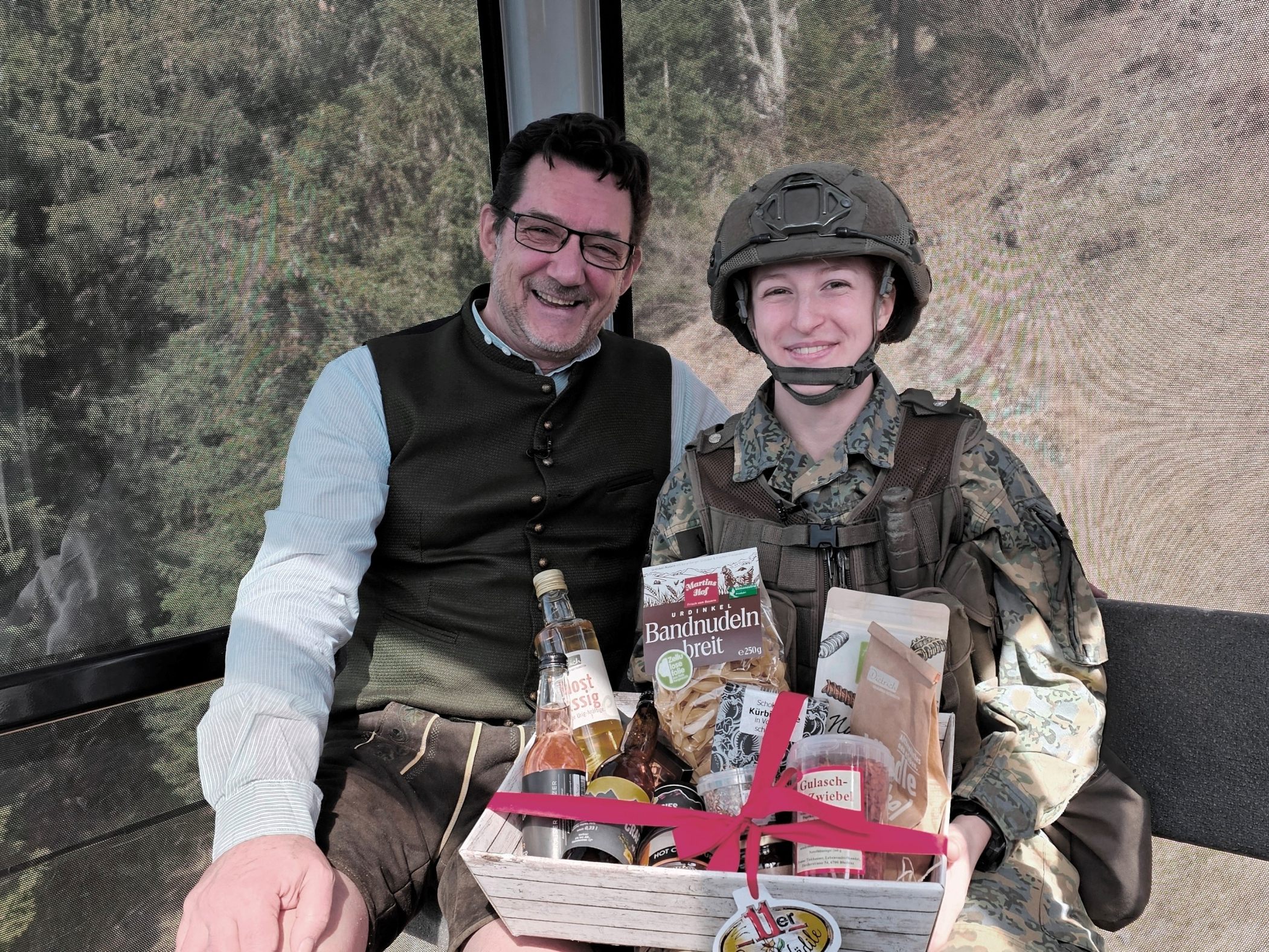 Sympathischen Besuch in der TV-Gondel, bekommt Andreas Seeburger (li) vom österreichischen Bundesheer, in Form von Frau Wachtmeister, bzw. Frau Unteroffizier Vanessa Wessely. (re) Sympathischen Besuch in der TV-Gondel, bekommt Andreas Seeburger (li) vom österreichischen Bundesheer, in Form von Frau Wachtmeister, bzw. Frau Unteroffizier Vanessa Wessely. (re)