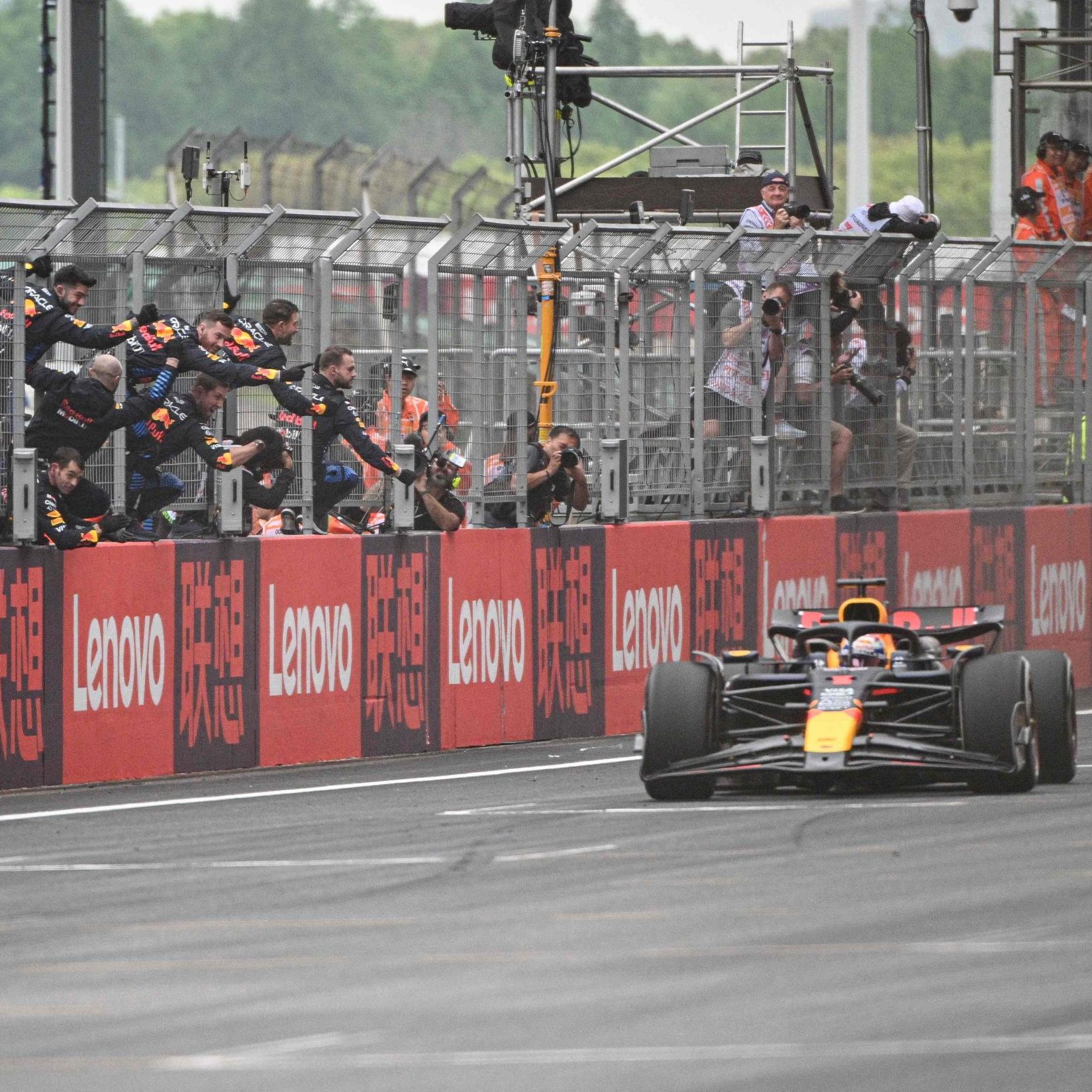 Niederländer Verstappen im Red Bull feierte beim Comeback in Shanghai seinen vierten Saisonsieg.