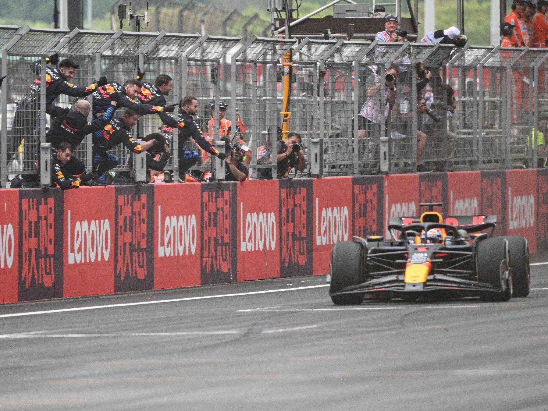 Niederländer Verstappen im Red Bull feierte beim Comeback in Shanghai seinen vierten Saisonsieg.