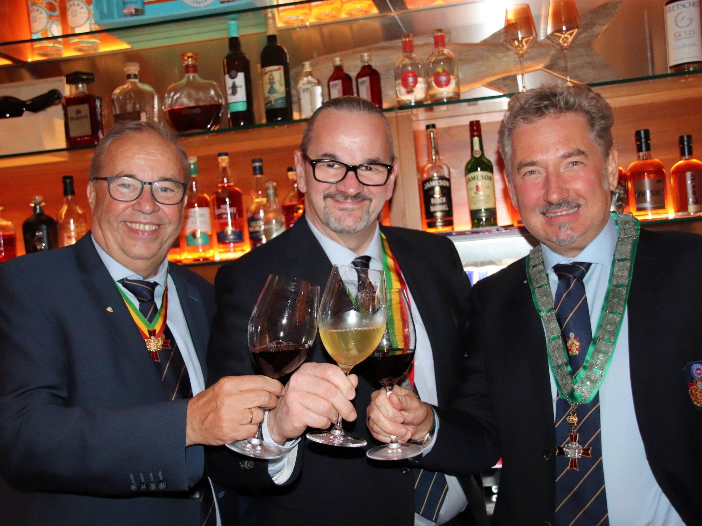 „Weinritter-Konsul“ Walter Pfanner, Gastgeber Christoph Sögner und Robert Sutterlüty. „Weinritter-Konsul“ Walter Pfanner, Gastgeber Christoph Sögner und Robert Sutterlüty.