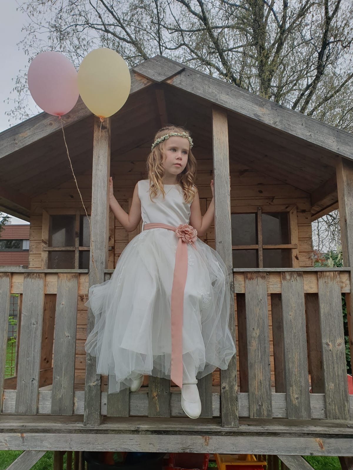 Das Erstkommunionkleid wurde aus dem Hochzeitkleid der Mama geschneidert. Das Erstkommunionkleid wurde aus dem Hochzeitkleid der Mama geschneidert.