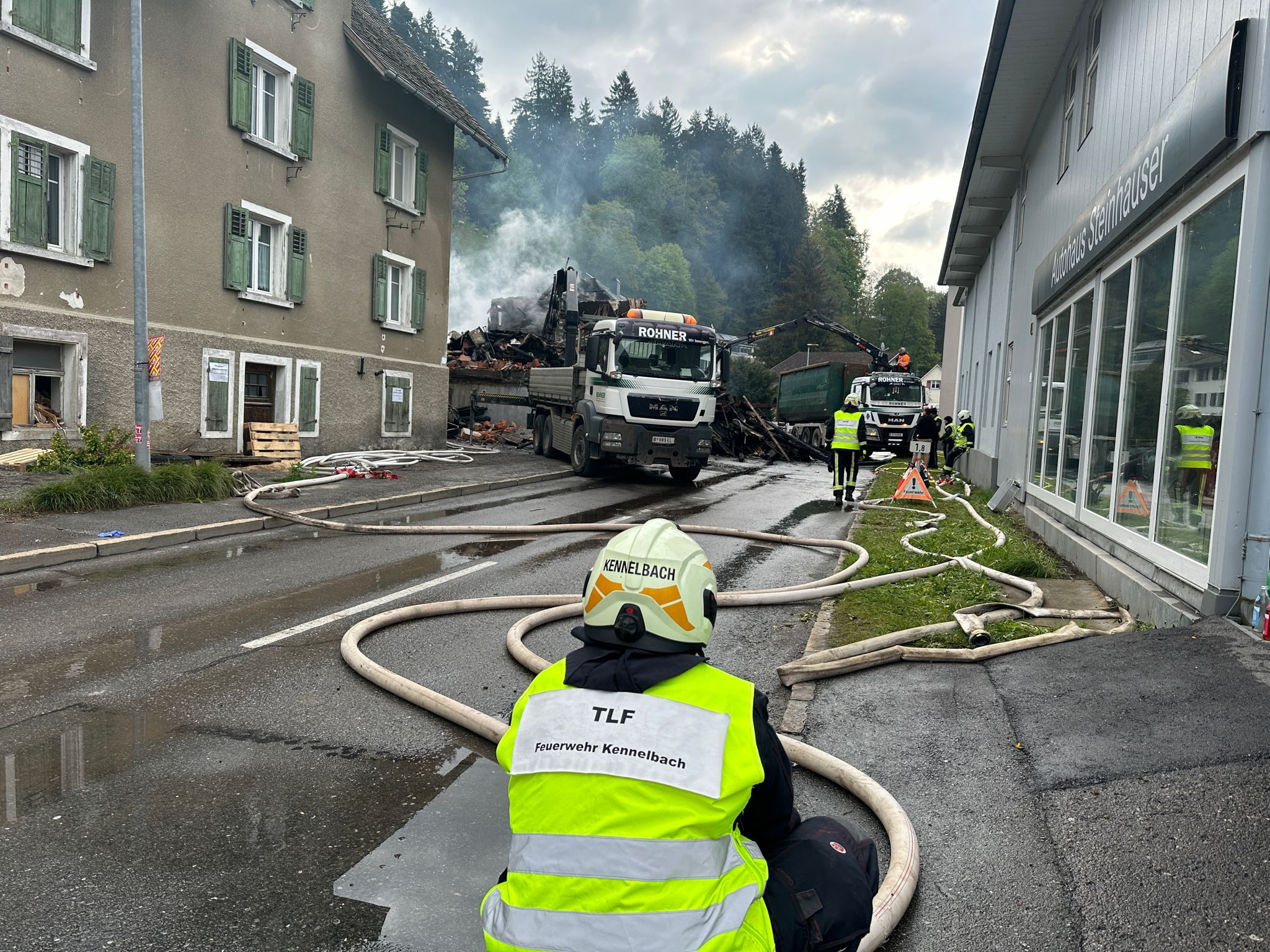 Die Straßen rund um das Brandobjekt sind aktuell gesperrt.