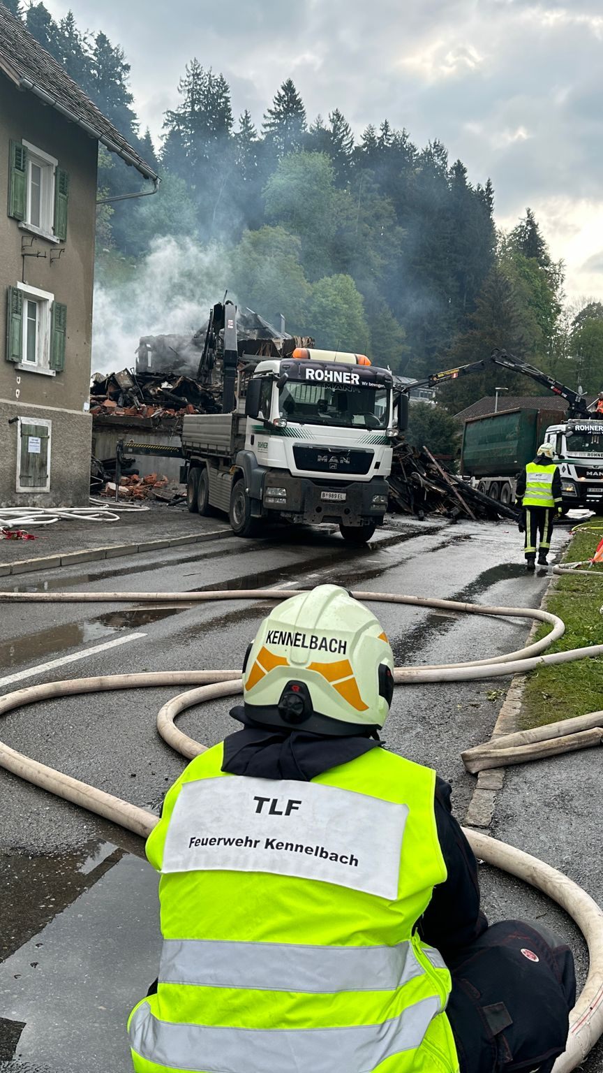 Die Straßen rund um das Brandobjekt sind aktuell gesperrt.
