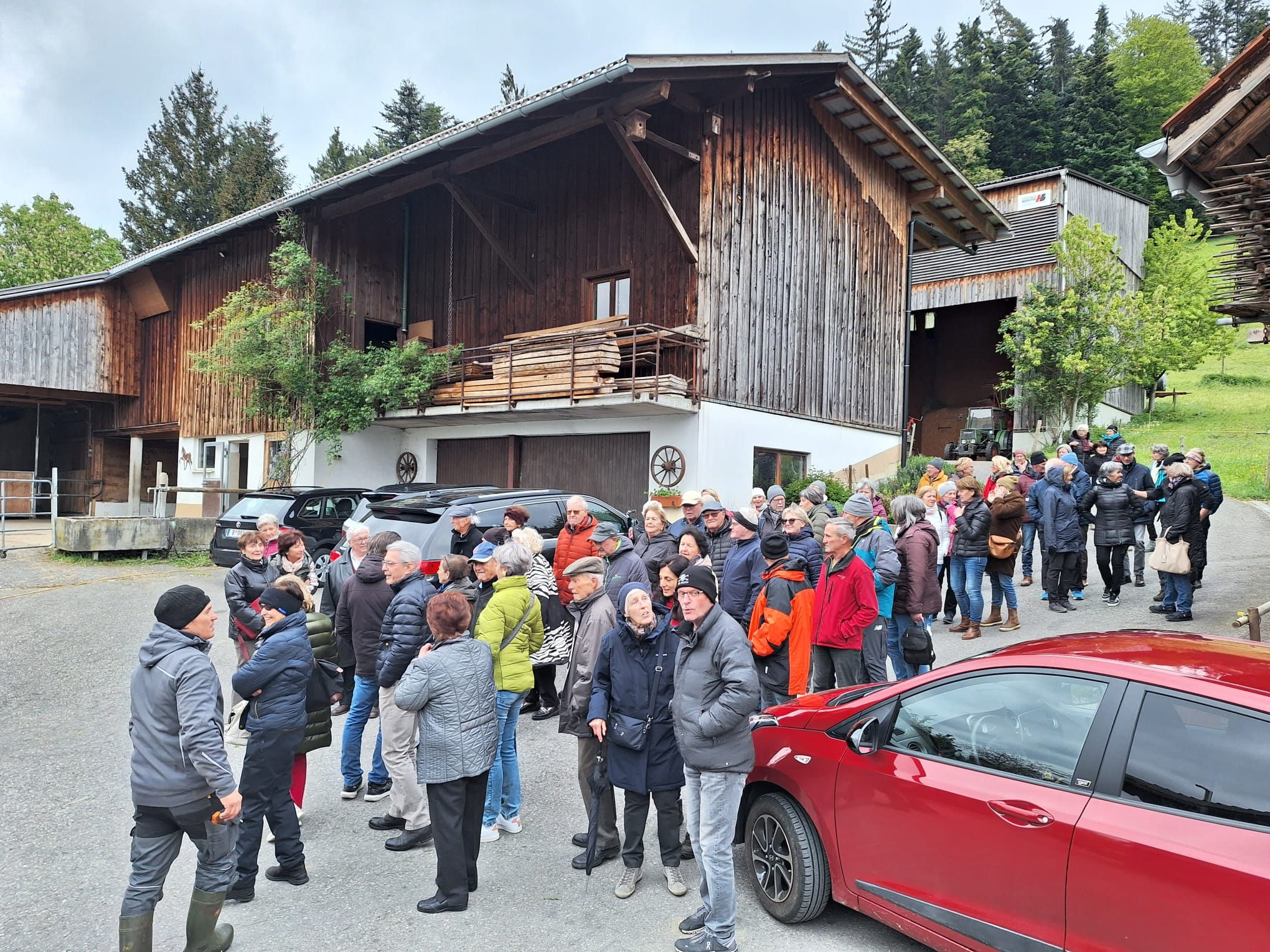 Führung Bio-Landwirtschaft und Brennerei Zündel Führung Bio-Landwirtschaft und Brennerei Zündel