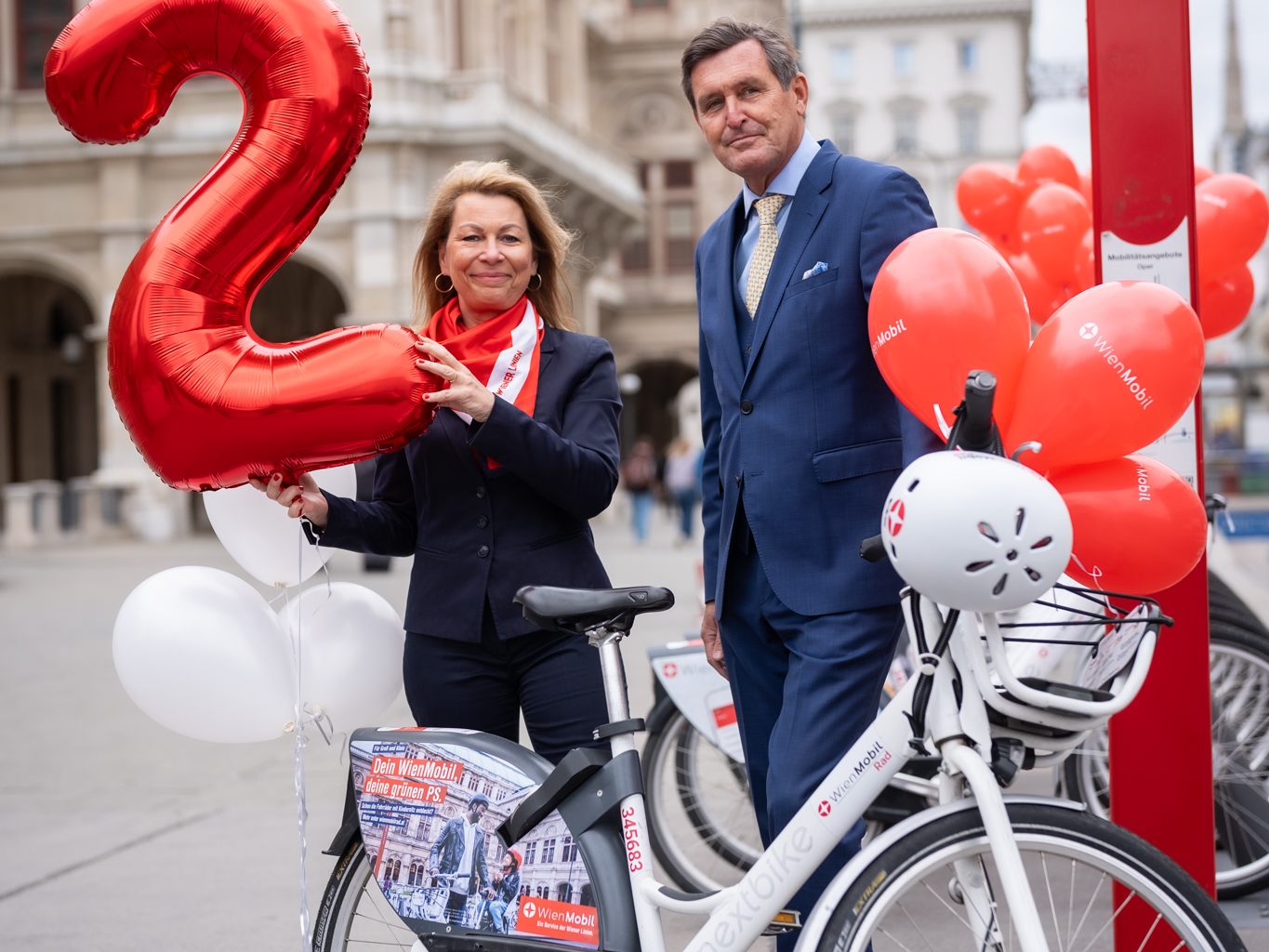Alexandra Reinagl (Wiener Linien) und Peter Hanke (Öffi-Stadtrat).